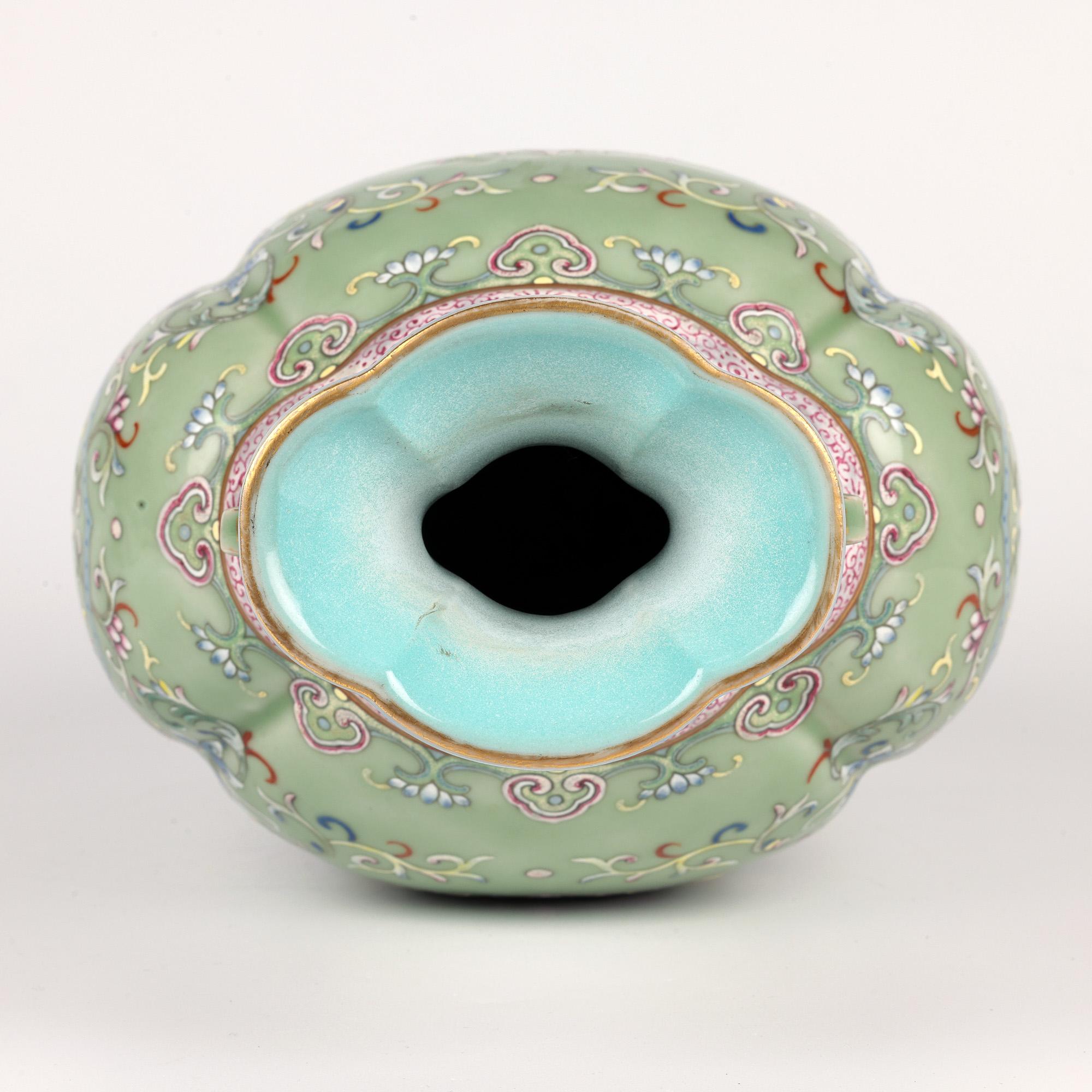 Vaso Famille Rose cinese con pipistrelli con marchio Qianlong in vendita 6