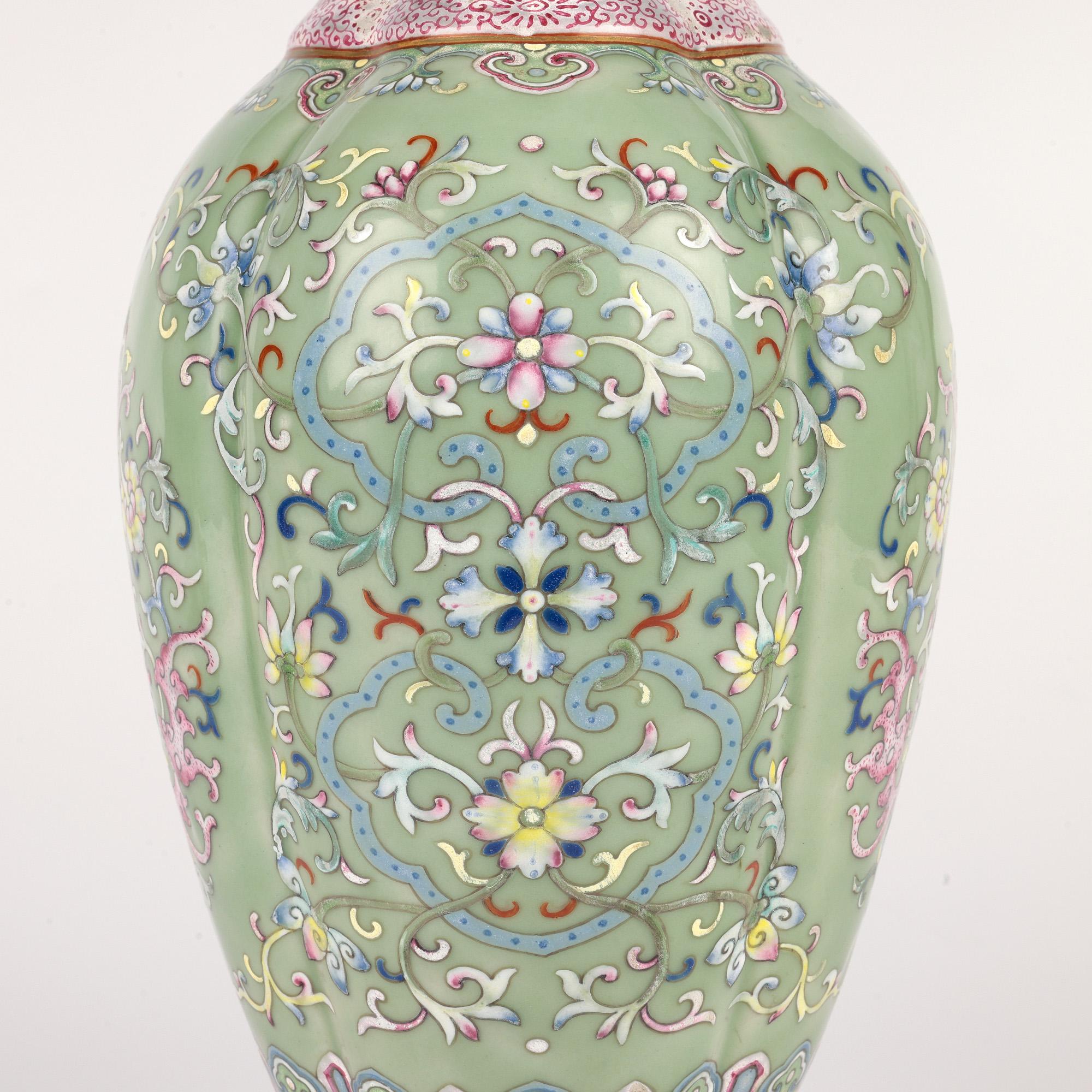 Vaso Famille Rose cinese con pipistrelli con marchio Qianlong in vendita 7