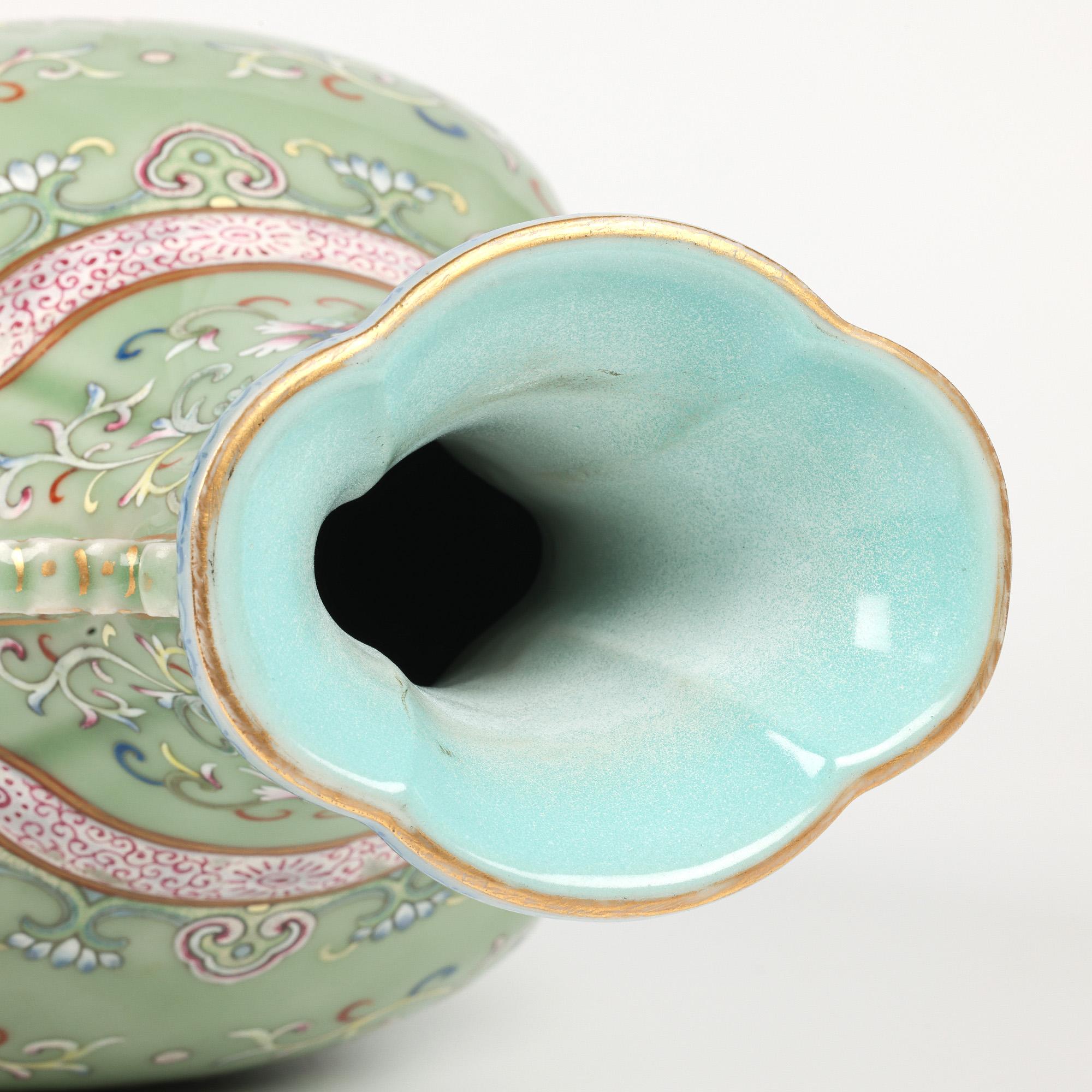 Vaso Famille Rose cinese con pipistrelli con marchio Qianlong in vendita 8