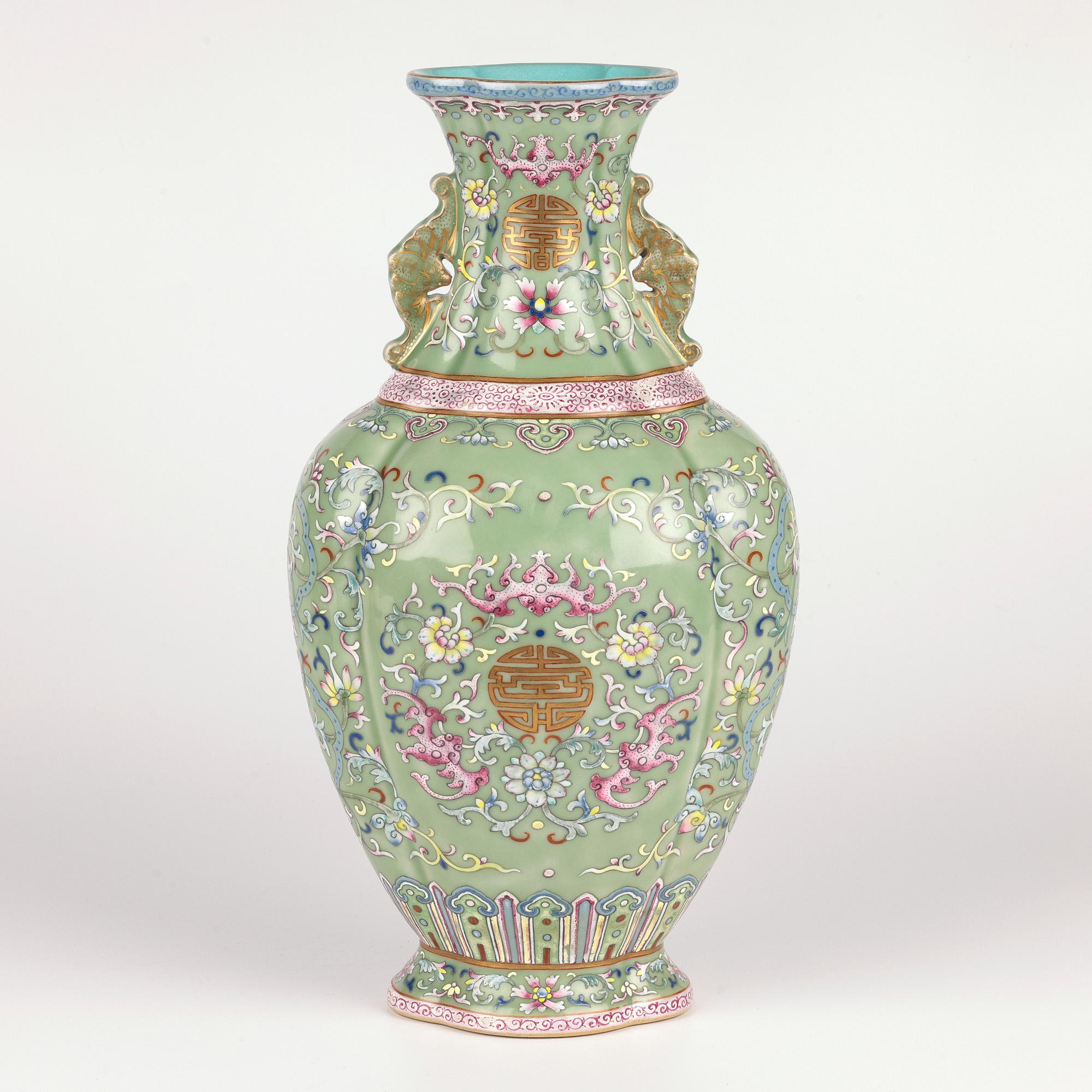 Vaso Famille Rose cinese con pipistrelli con marchio Qianlong in vendita 10