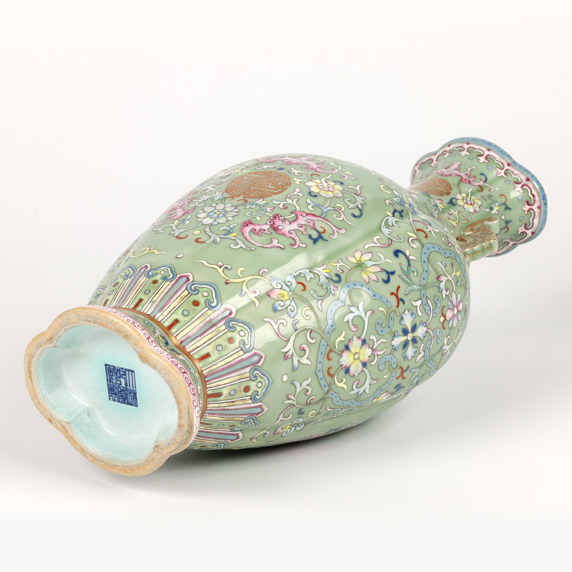 Vaso Famille Rose cinese con pipistrelli con marchio Qianlong in vendita 11