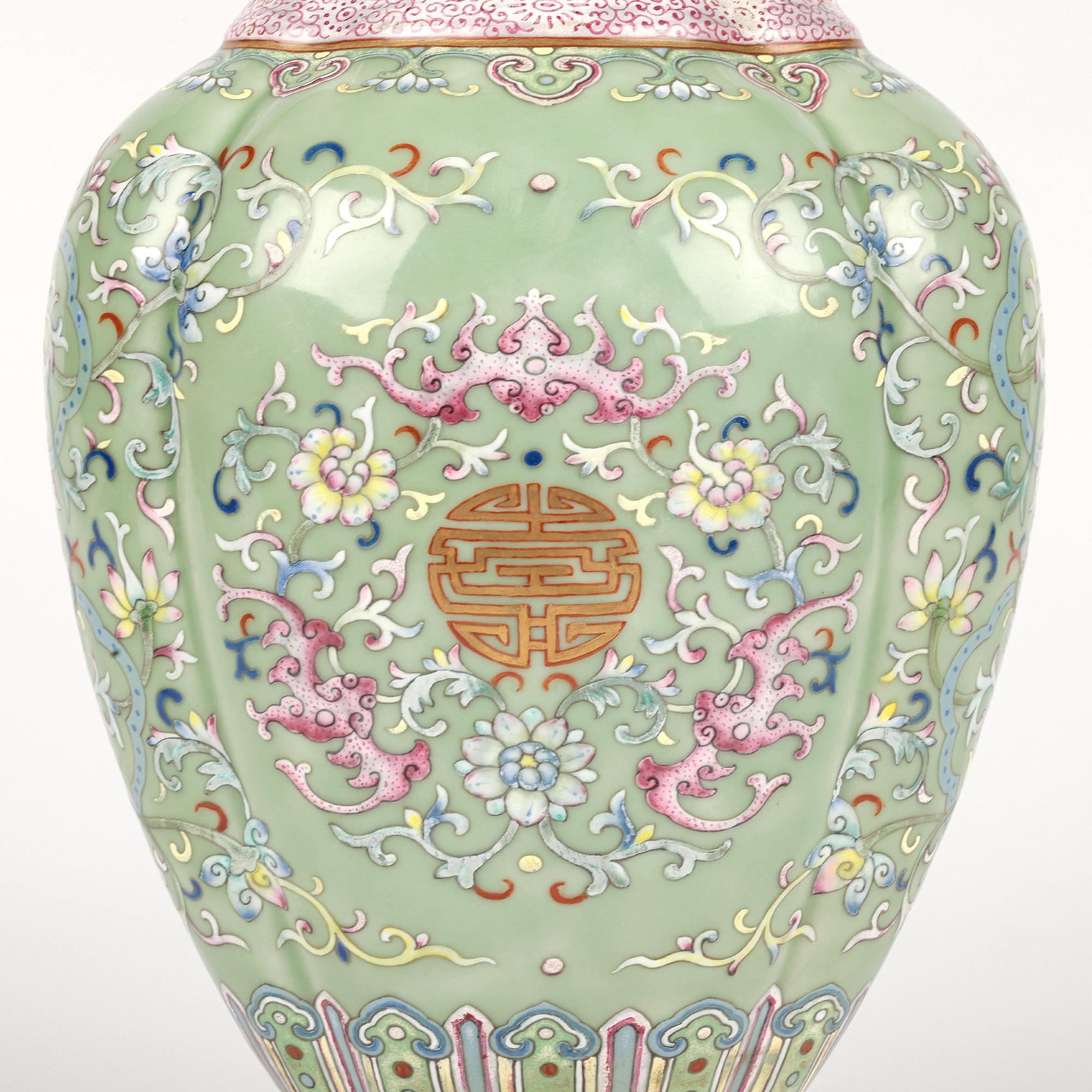 Uno splendido vaso antico di porcellana cinese Qing famille rose decorato con pipistrelli con marchio Qianlong e probabilmente del periodo. L'imponente vaso di forma lobata è dipinto con emblemi shou (longevità) sul collo e sul corpo, quest'ultimo