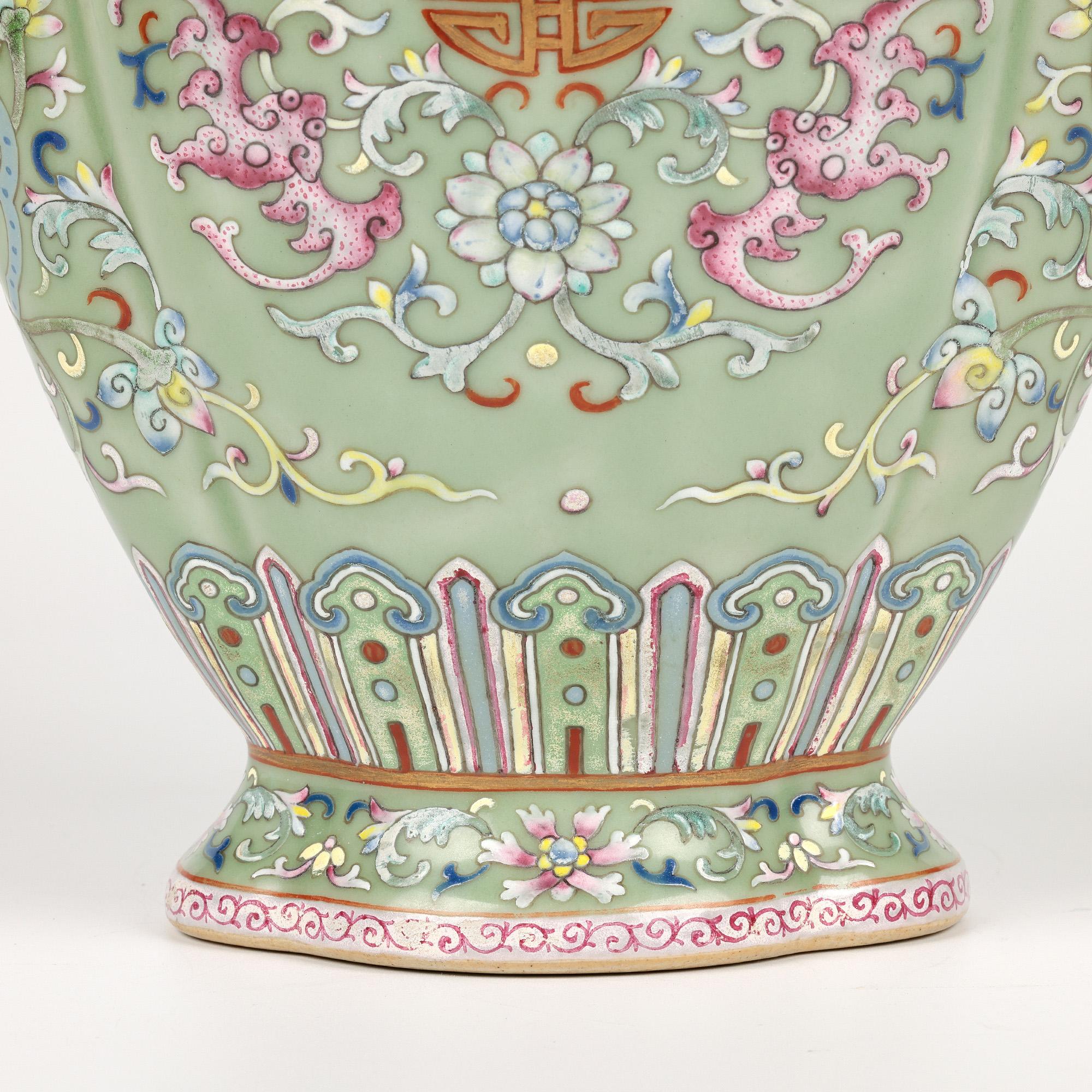 Qing Vaso Famille Rose cinese con pipistrelli con marchio Qianlong in vendita