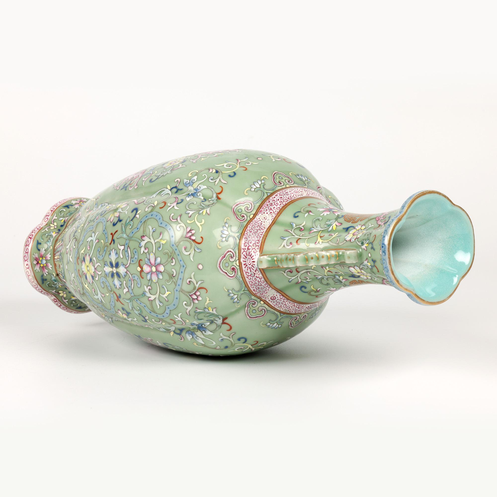 Cinese Vaso Famille Rose cinese con pipistrelli con marchio Qianlong in vendita