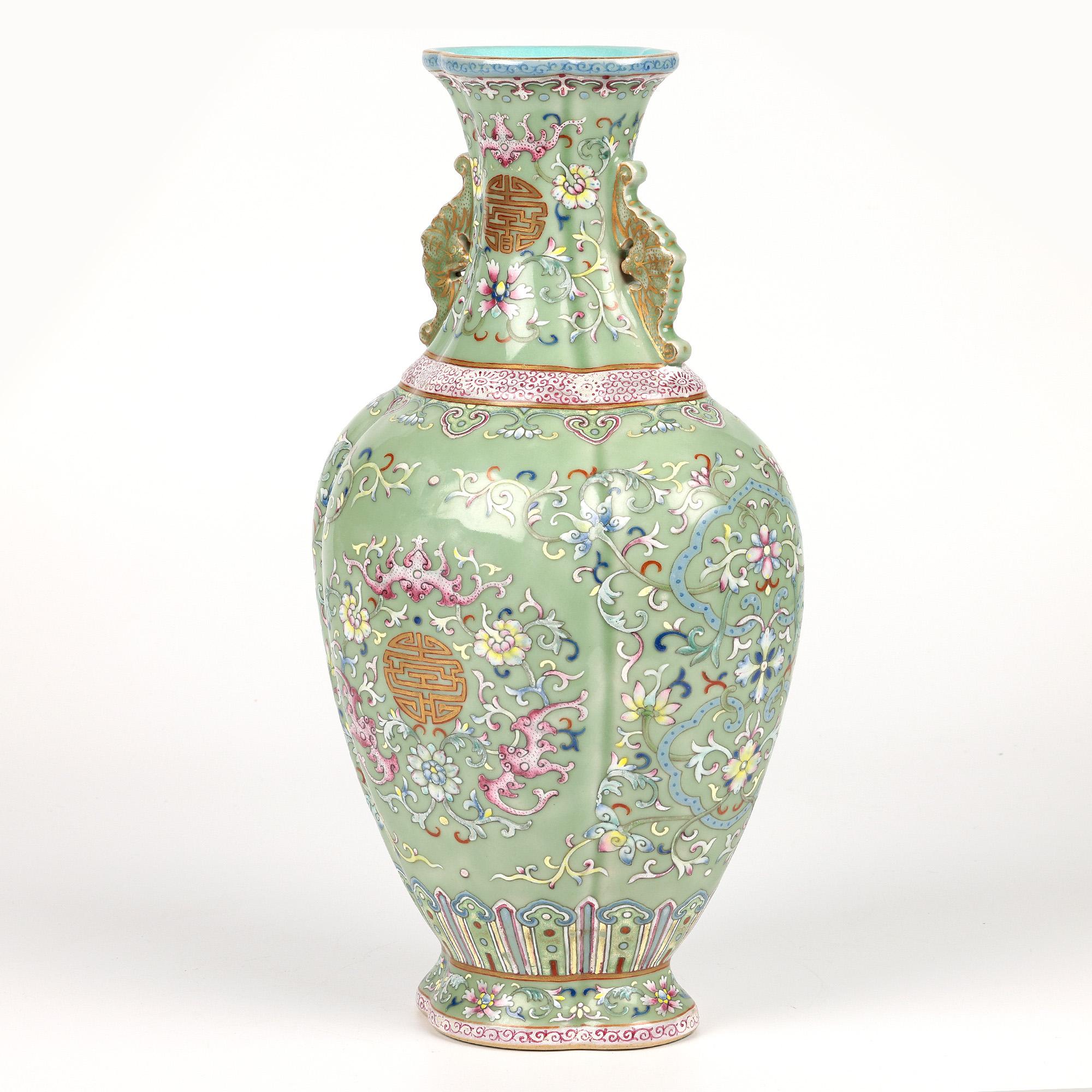 Dorato Vaso Famille Rose cinese con pipistrelli con marchio Qianlong in vendita
