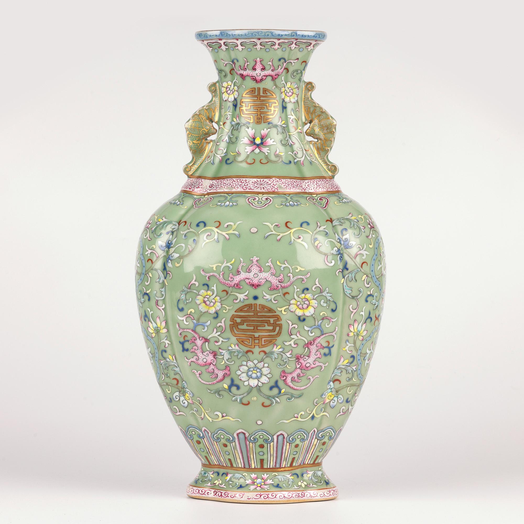 Vaso Famille Rose cinese con pipistrelli con marchio Qianlong In condizioni buone in vendita a Bishop's Stortford, Hertfordshire