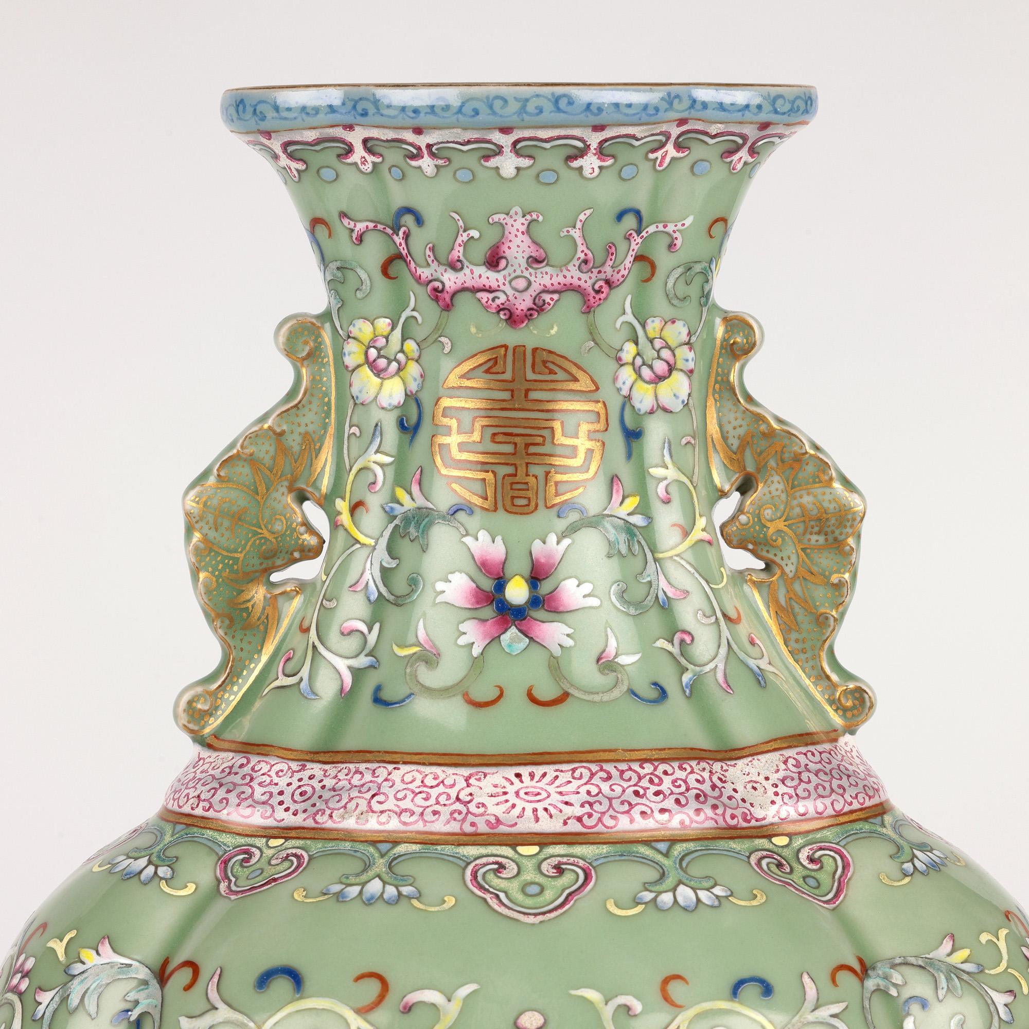 XVIII secolo Vaso Famille Rose cinese con pipistrelli con marchio Qianlong in vendita