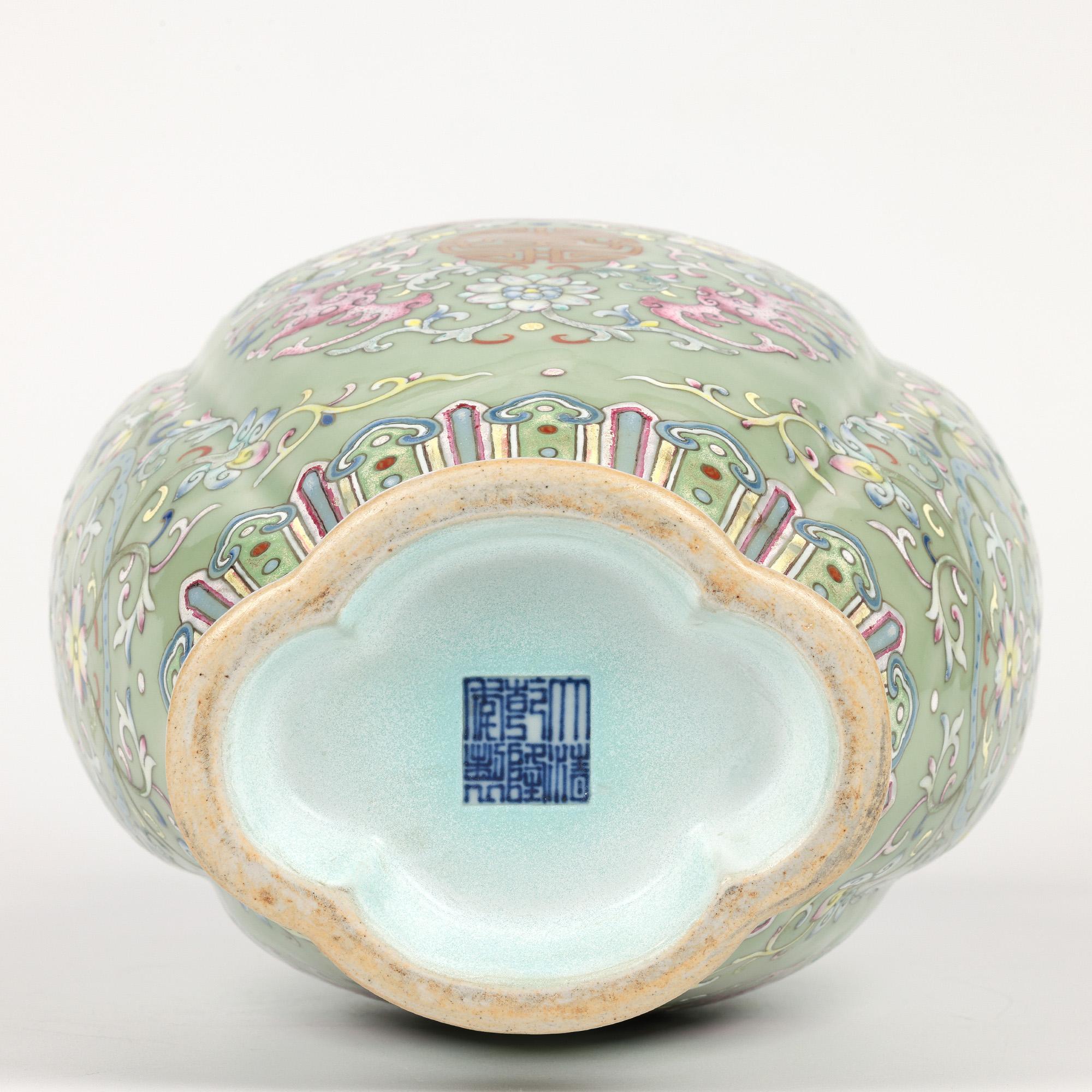 Porcellana Vaso Famille Rose cinese con pipistrelli con marchio Qianlong in vendita