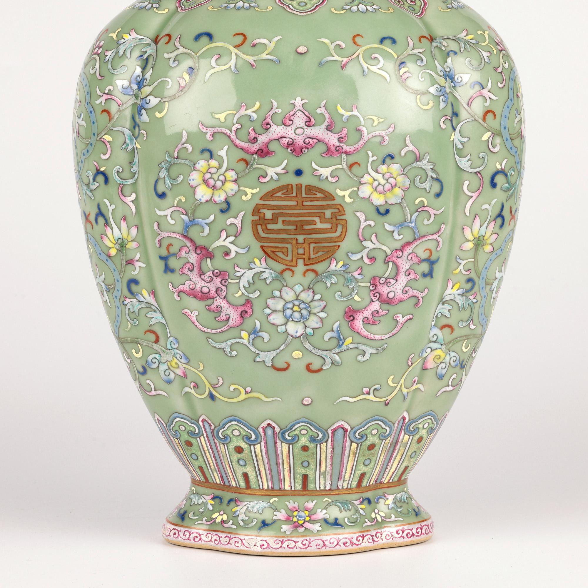 Vaso Famille Rose cinese con pipistrelli con marchio Qianlong in vendita 1