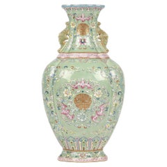 Jarrón chino Famille Rose con murciélagos, marca Qianlong