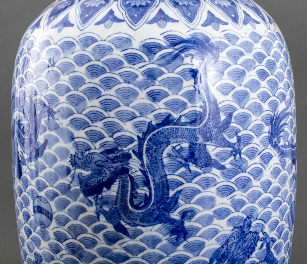 Vase de sol en porcelaine bleue et blanche à motif de dragon, marque Qianlong en bleu sous couverte sur le dessous. 24,5
