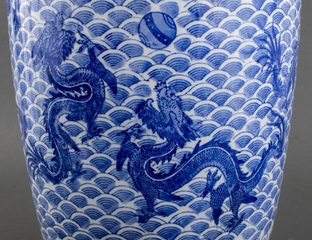 Exportation chinoise Vase chinois Qianlong en porcelaine à motif de dragon en vente