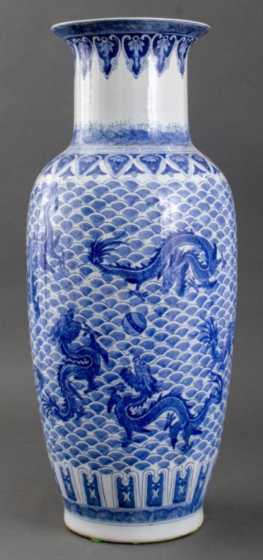 Chinese Qianlong Mark Dragon Motif Porcelain Vase In Good Condition For Sale In New York, NY