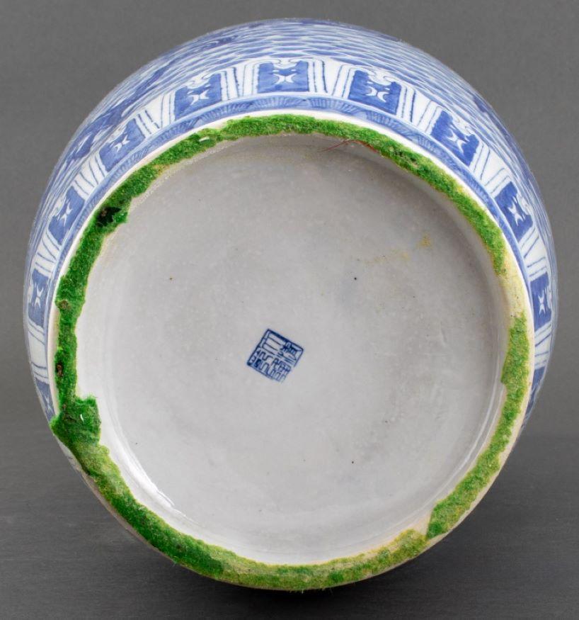 Porphyre Vase chinois Qianlong en porcelaine à motif de dragon en vente