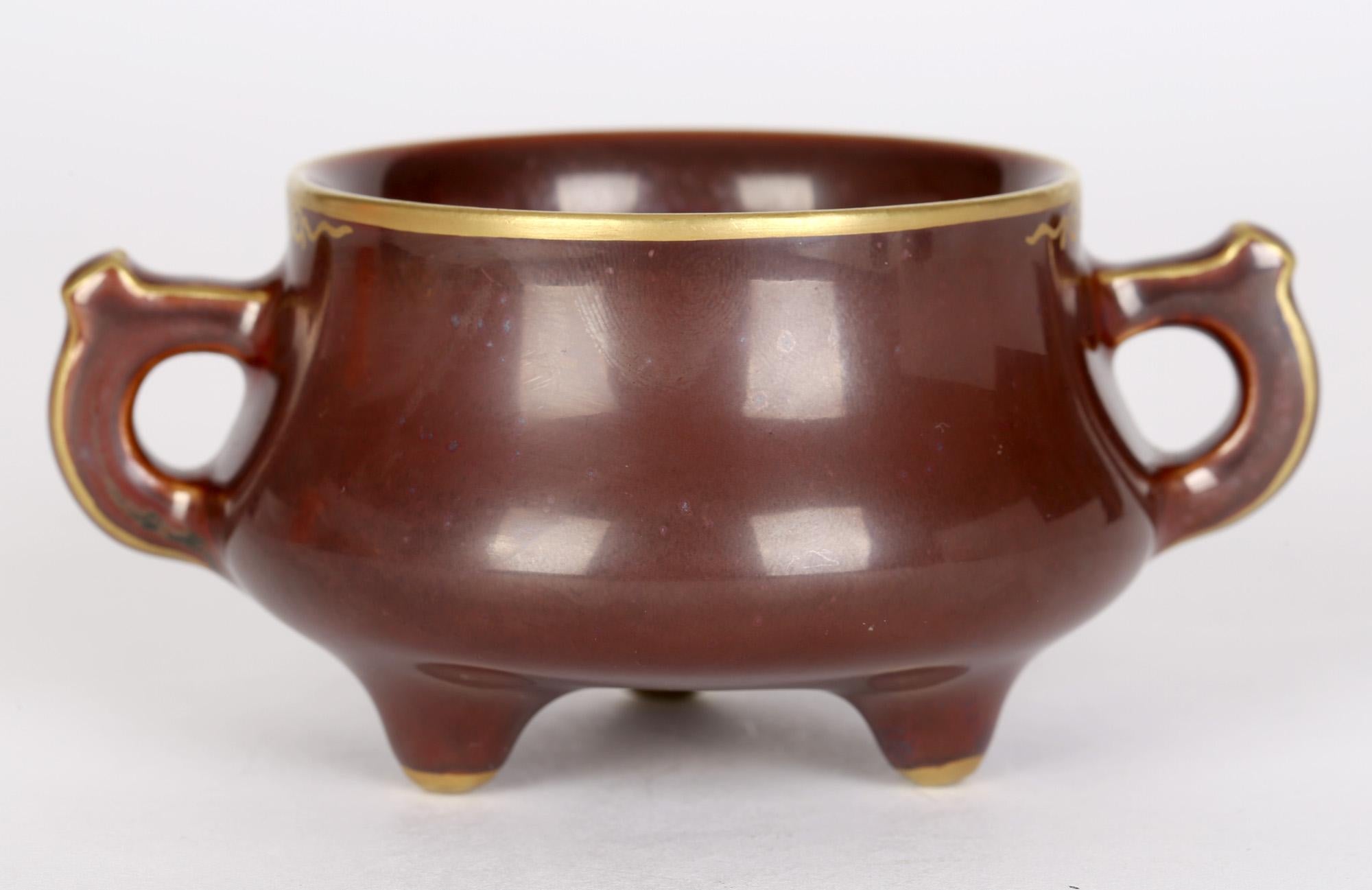 Encensoir en porcelaine à deux anses de très belle qualité, de marque Qianlong, décoré de glaçures brun rouge profond avec des reflets dorés et datant probablement du XXe siècle. Cette pièce élégante et de qualité repose sur trois pieds courts avec