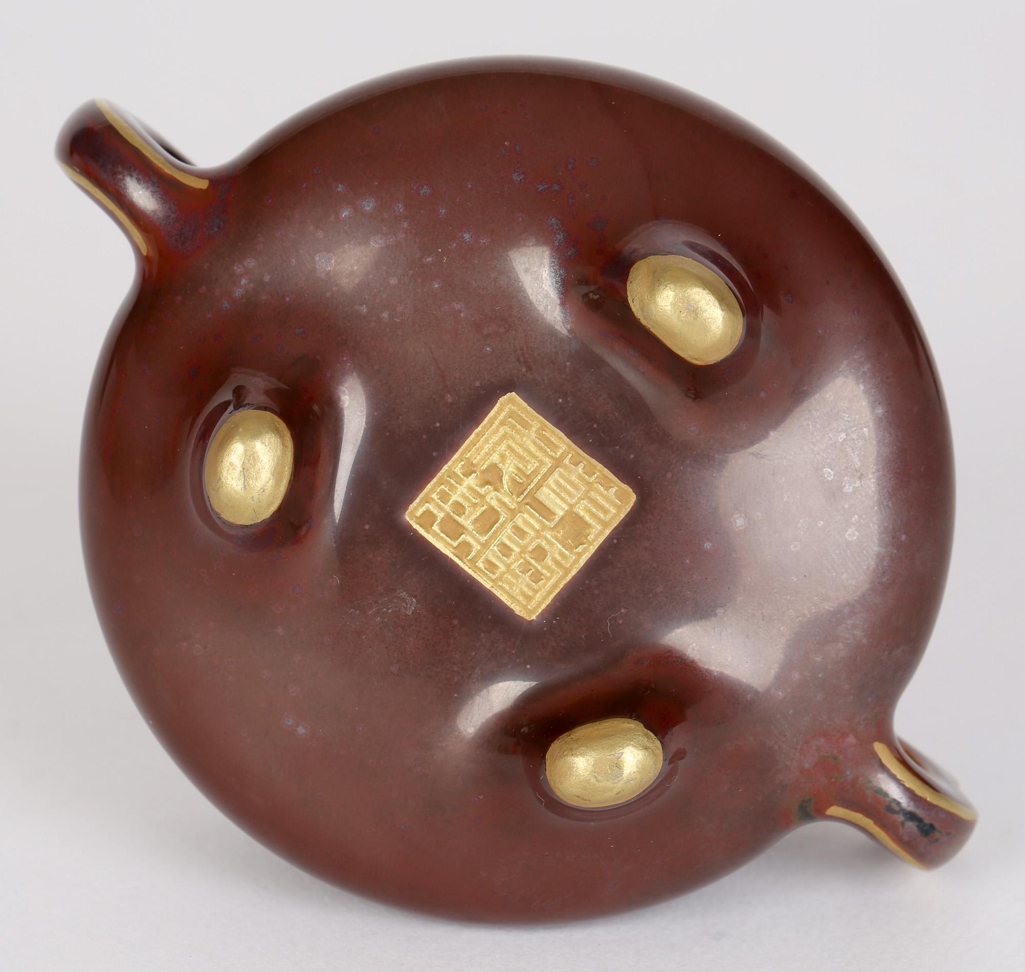 Exportation chinoise Encensoir chinois Qianlong Mark à deux poignées en porcelaine émaillée et bronze en vente