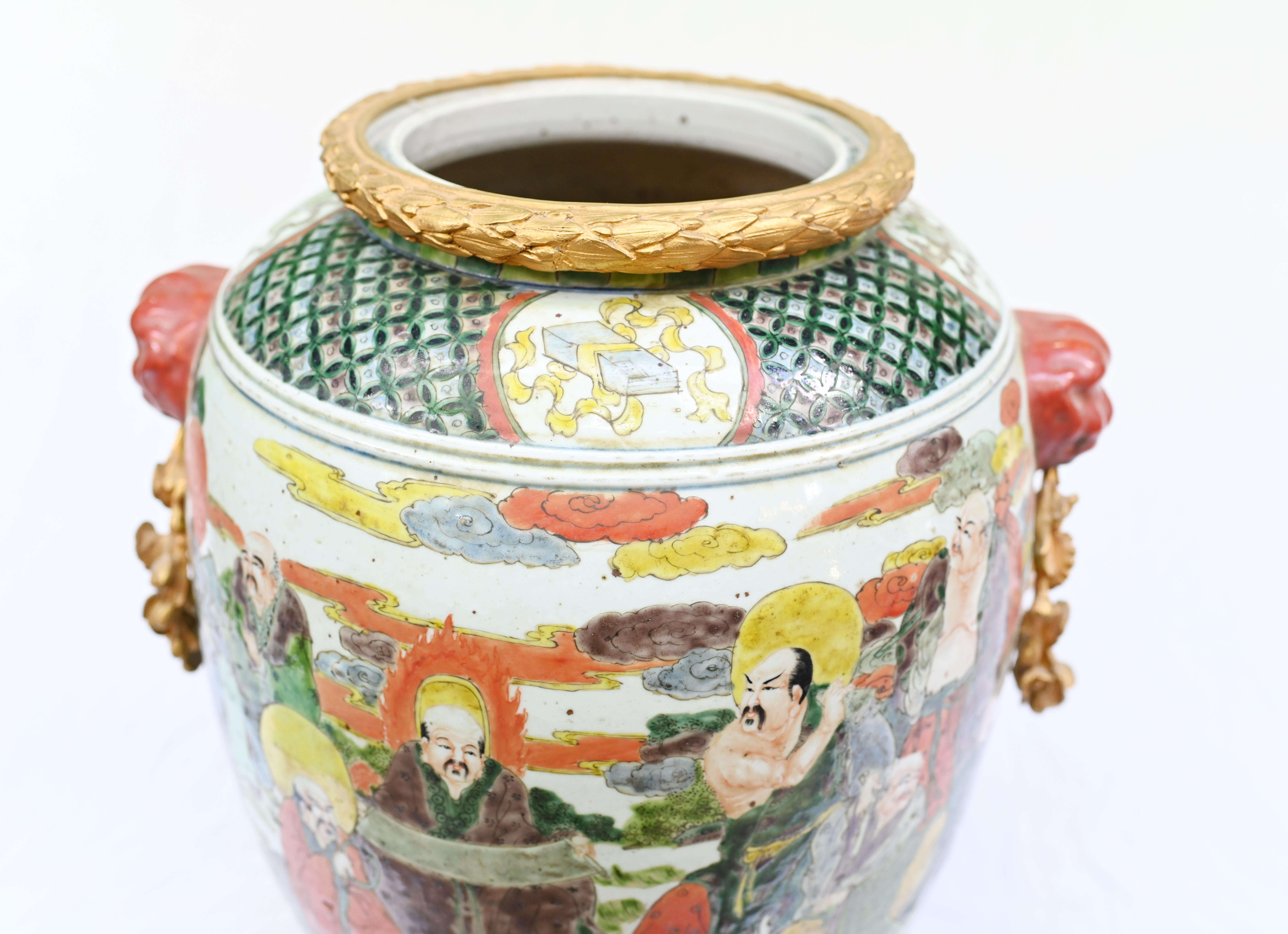 Chinesische Qianlong-Porzellanurne, Französisch, vergoldete Beschläge 1910 im Zustand „Gut“ im Angebot in Potters Bar, GB