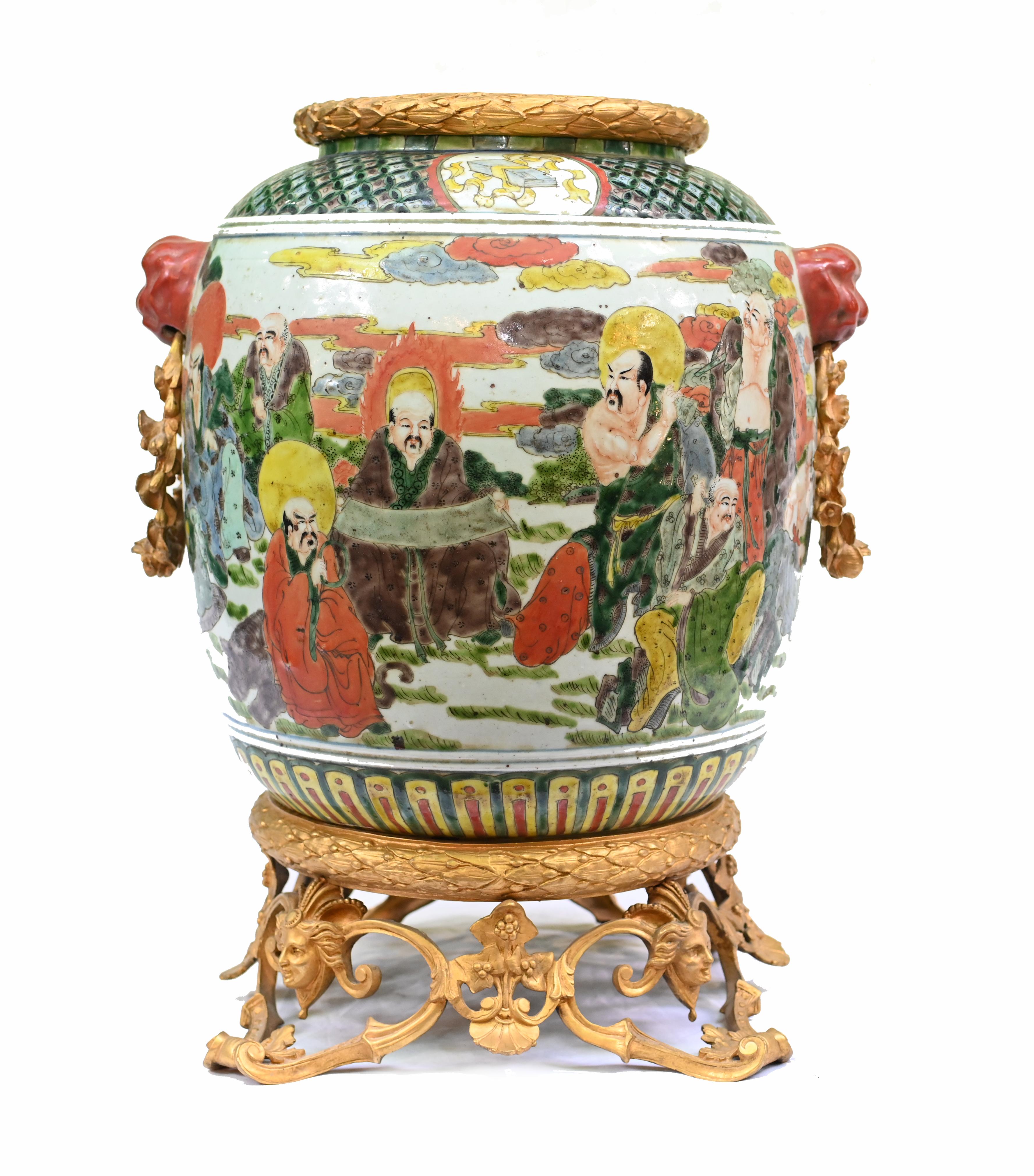 Chinesische Qianlong-Porzellanurne, Französisch, vergoldete Beschläge 1910 (Frühes 20. Jahrhundert) im Angebot