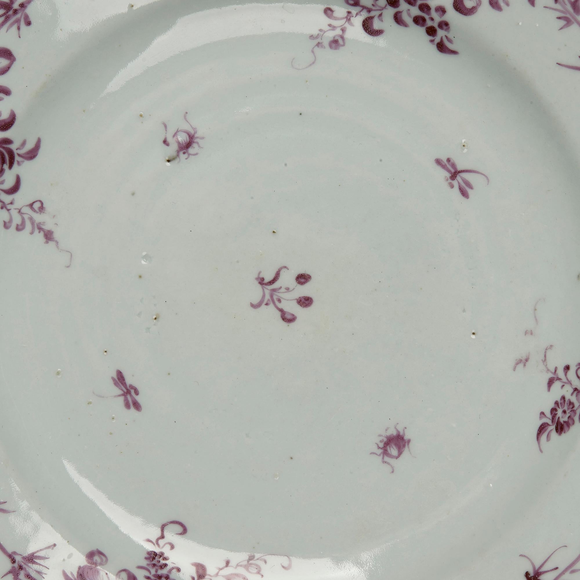 Une rare et inhabituelle assiette en porcelaine chinoise Qianlong décorée à la main en puce avec une bordure florale et avec de petits insectes autour d'un motif floral central. L'assiette a un bord taché et possède diverses étiquettes en papier à