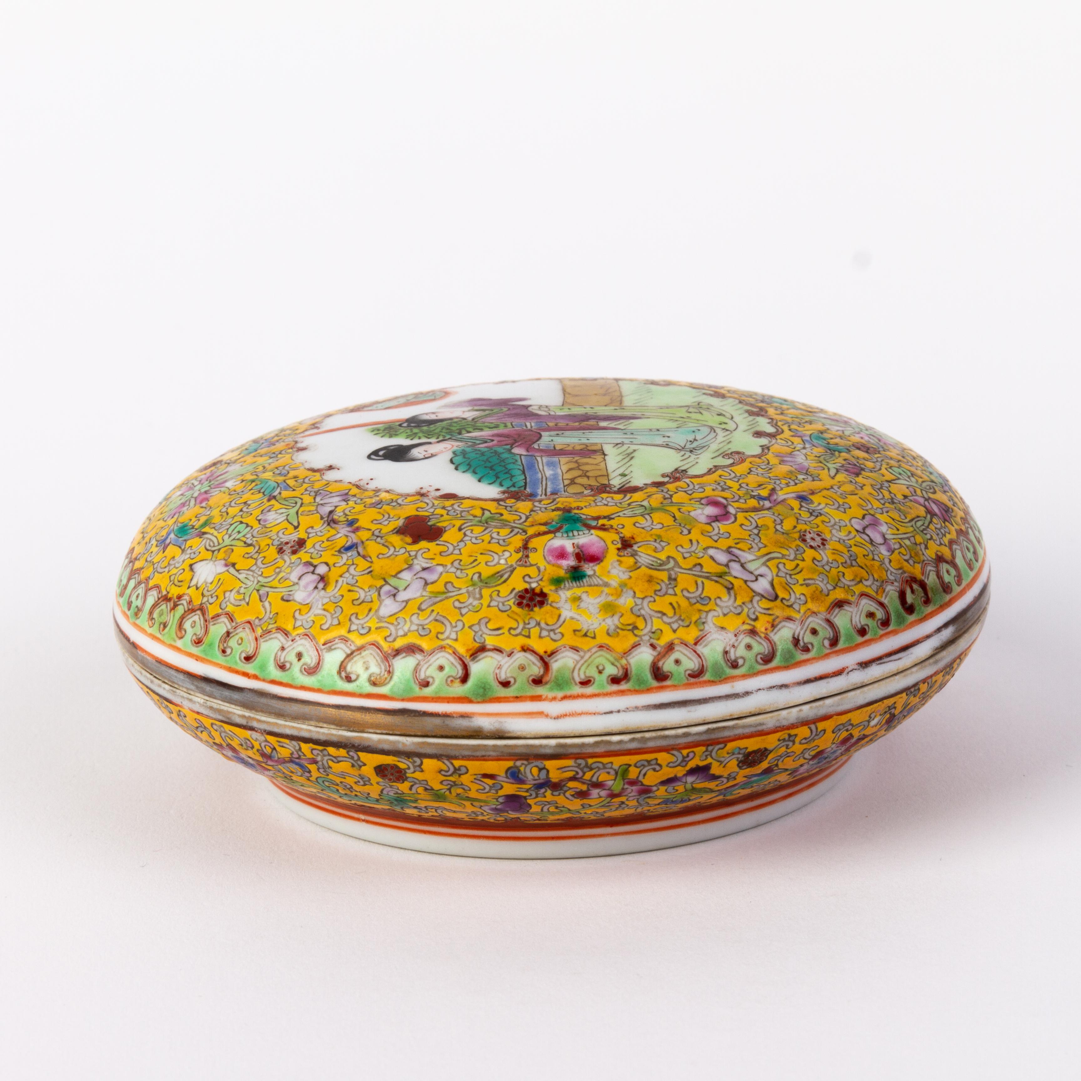 Chinese Qianlong Seal Mark Famille Jaune Lidded Paste Box 18th Century
Good condition overall
From a private collection.
Free international shipping.