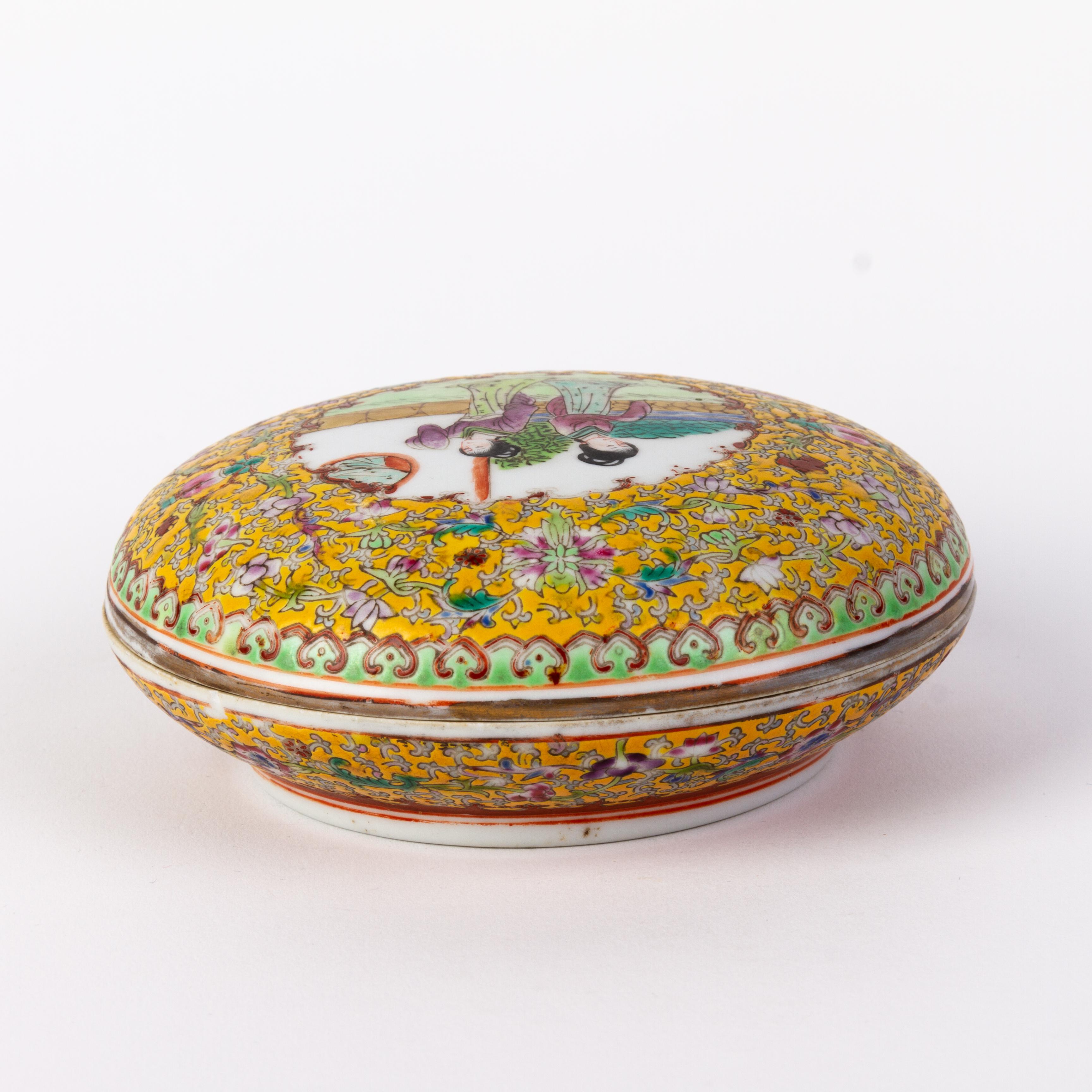 Hand-Painted Chinese Qianlong Seal Mark Famille Jaune Lidded Paste Box 18th Century For Sale