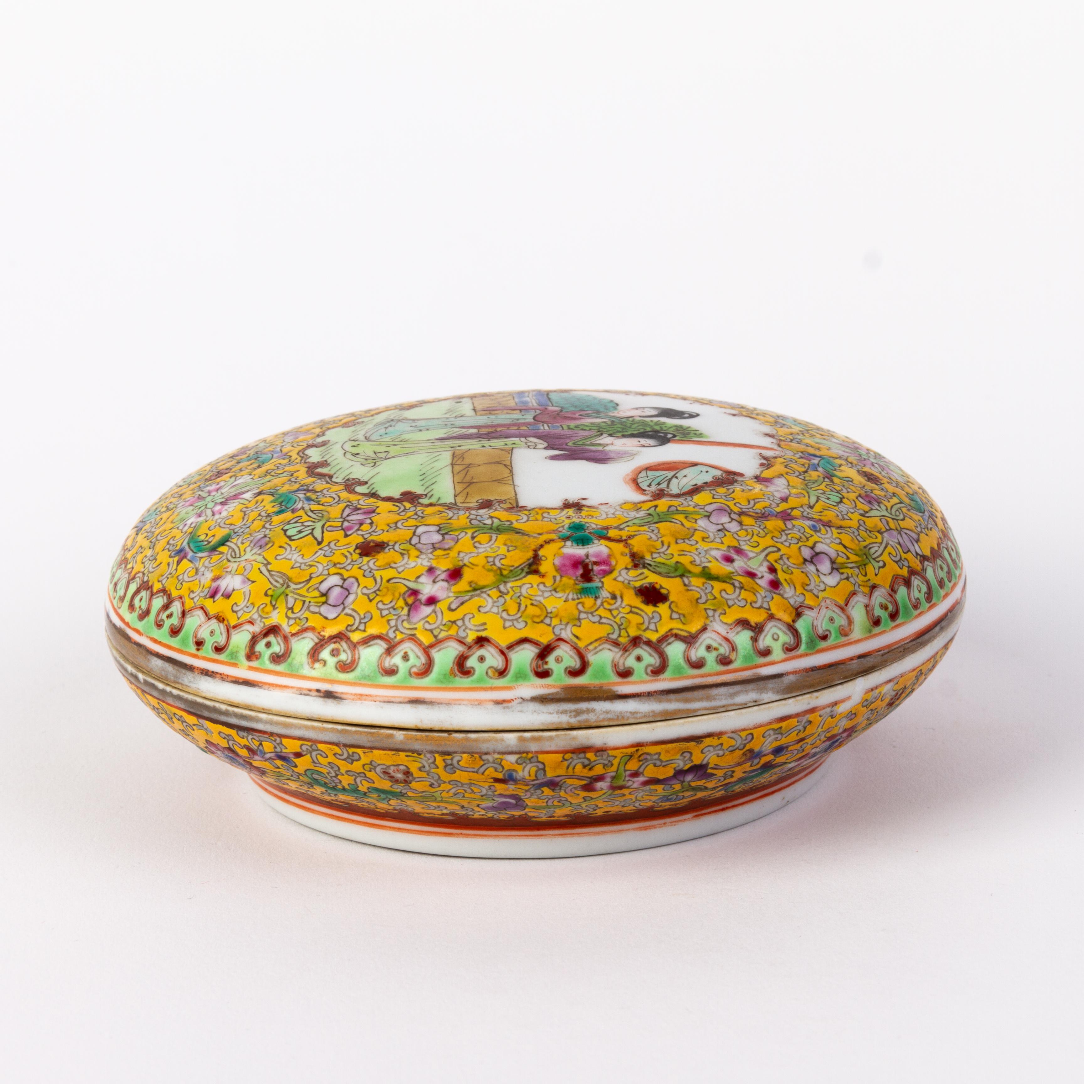 Chinese Qianlong Seal Mark Famille Jaune Lidded Paste Box 18th Century In Good Condition For Sale In Nottingham, GB