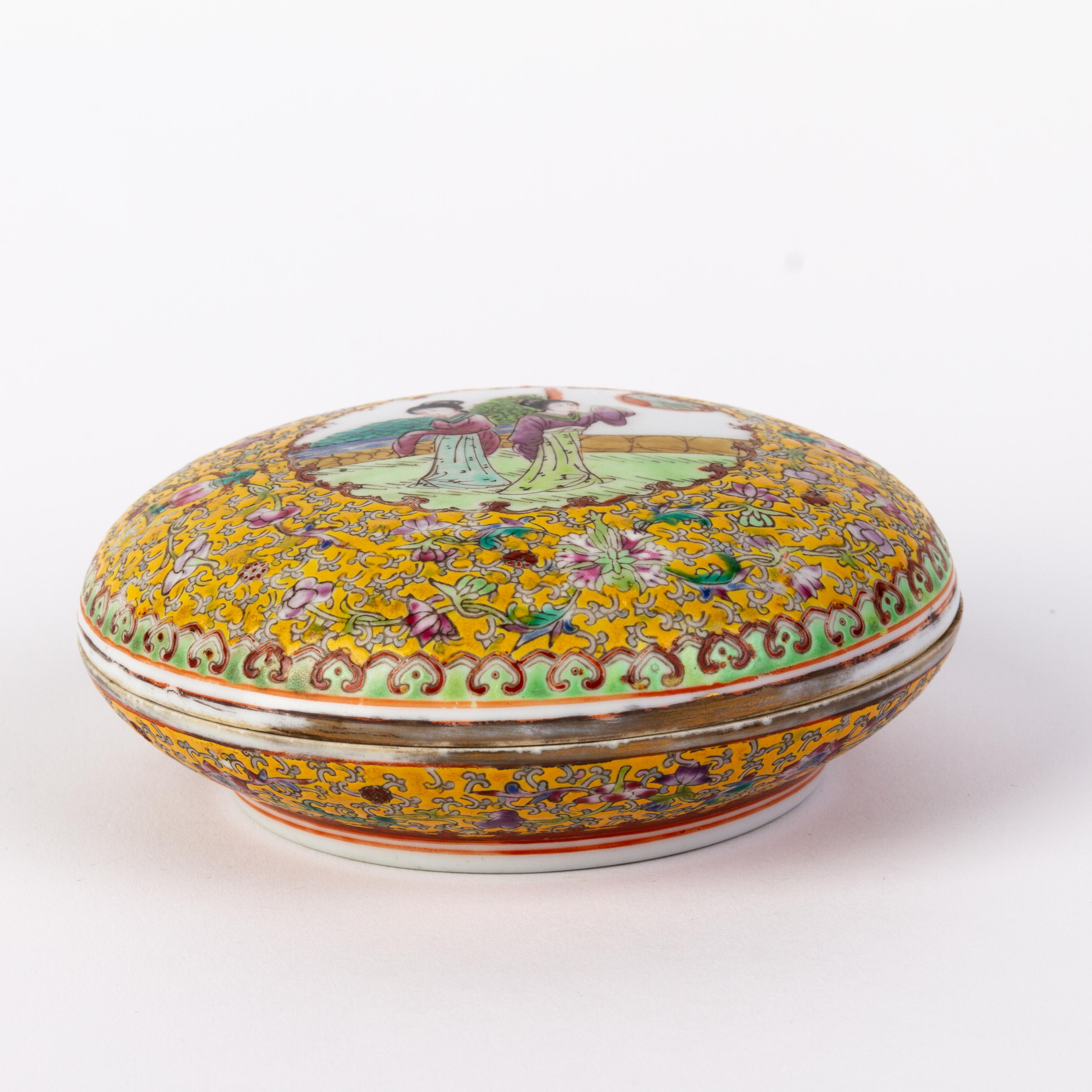 Chinese Qianlong Seal Mark Famille Jaune Lidded Paste Box 18th Century For Sale 1