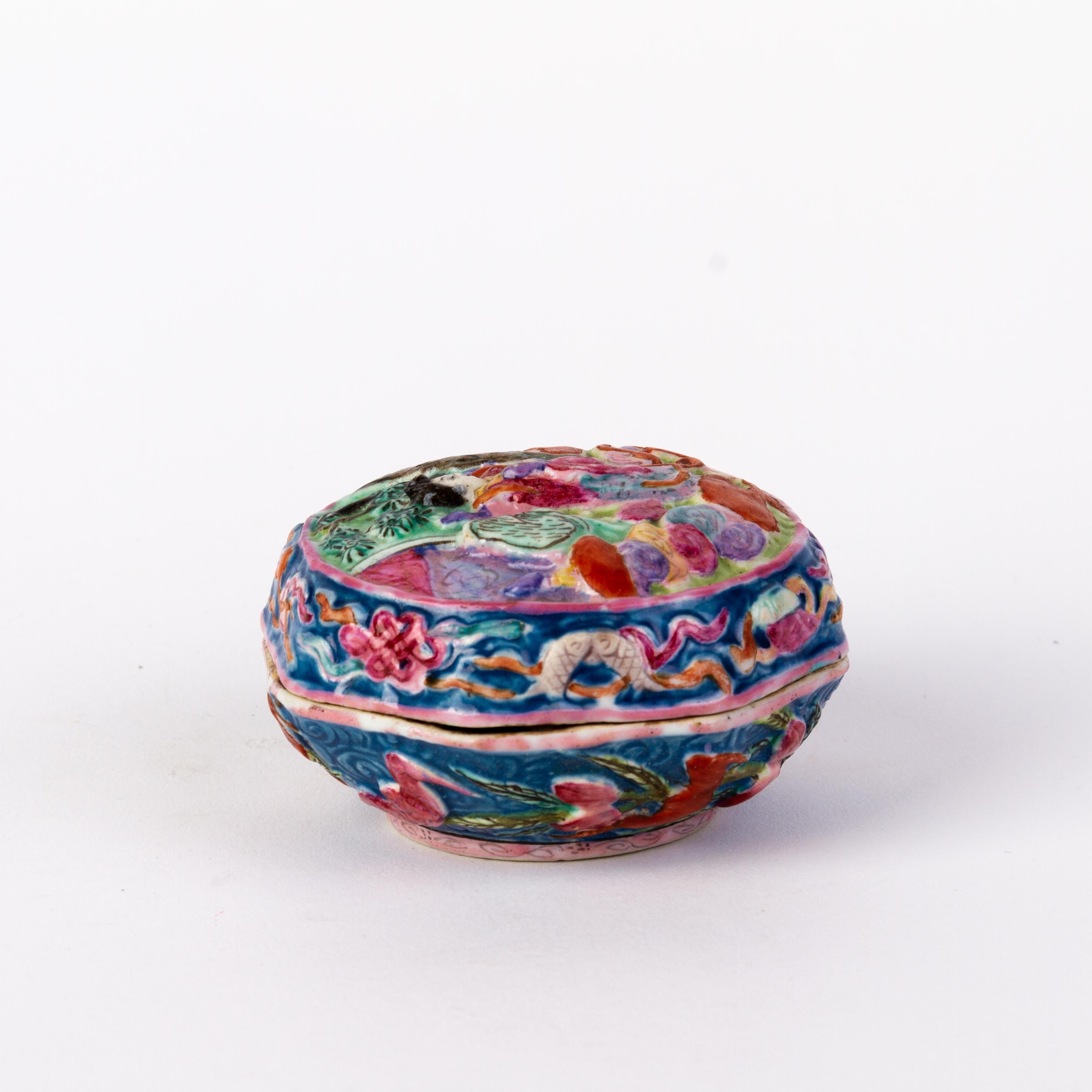 Chinese Qianlong Seal Mark Famille Rose Lidded Paste Box 18th Century 
Good condition overall
From a private collection.
Free international shipping.