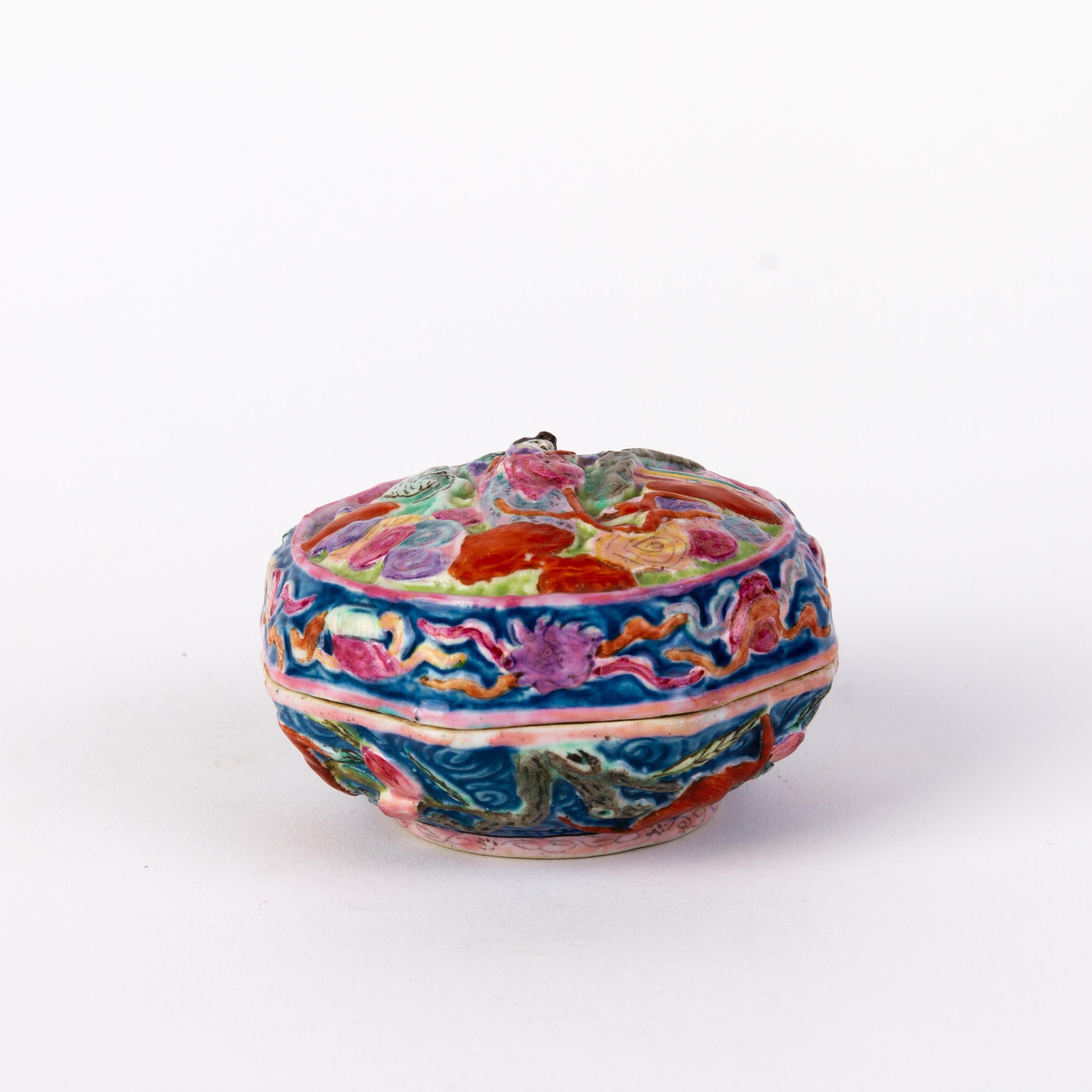 Chinese Qianlong Seal Mark Famille Rose Lidded Paste Box 18th Century  For Sale 1