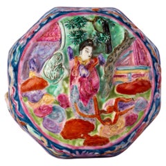 Chinesische Qianlong-Siegelmarke Famille-Rose mit Deckel aus dem 18. Jahrhundert 