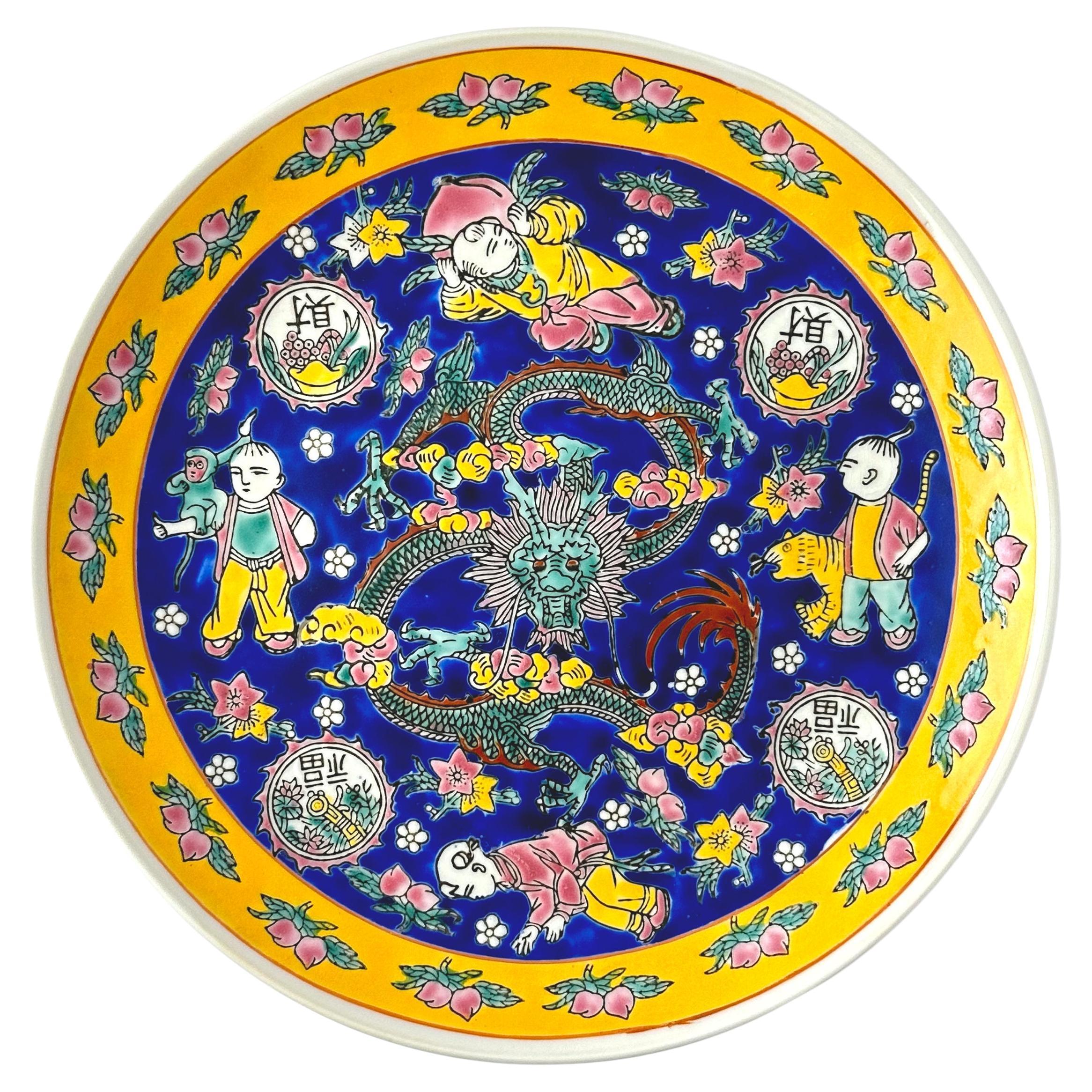 Piatto decorativo in porcellana in stile Qianlong, smalto blu e giallo, Cina, anni '80 ca.