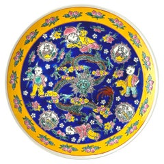 Plato de Porcelana Decorativa Estilo Qianlong, Esmalte Azul y Amarillo, China c.1980s