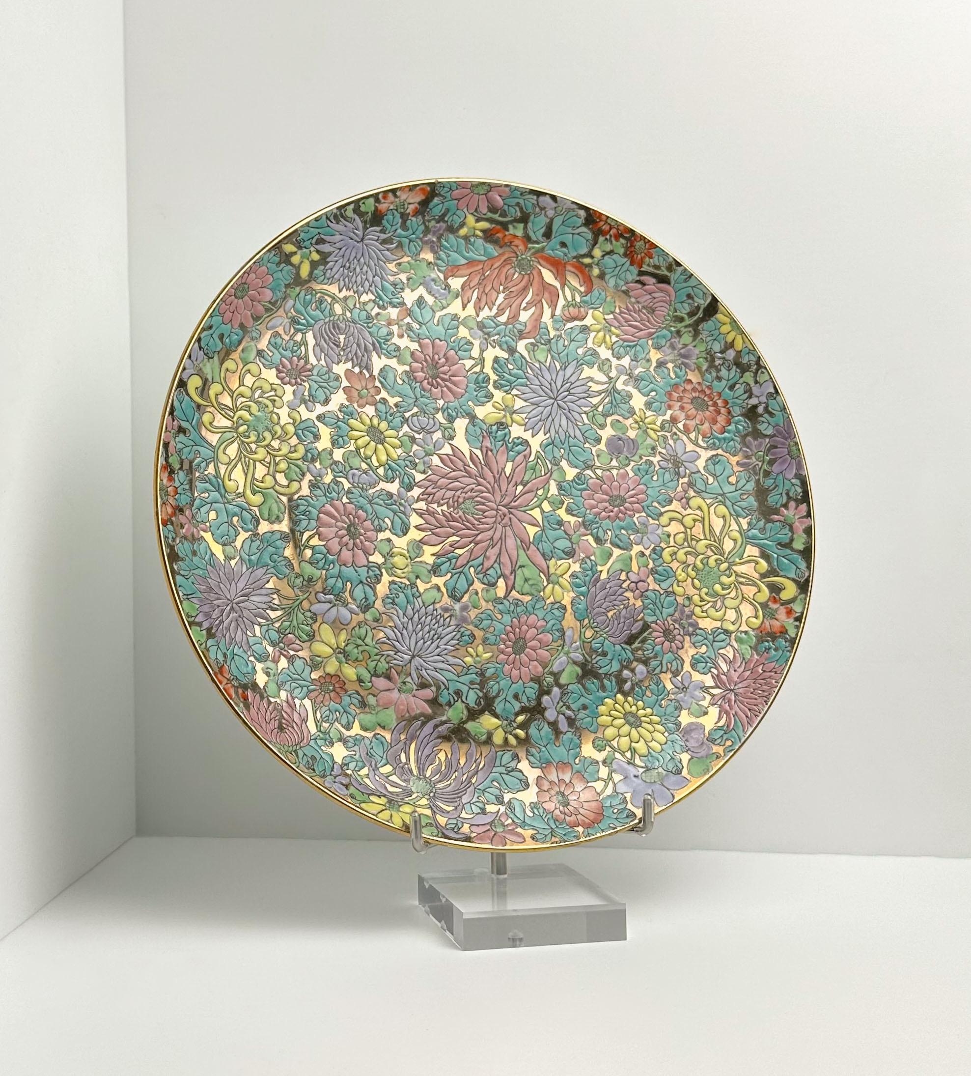 Un piatto da portata decorativo in porcellana cinese degli anni '80 in oro e tonalità pastello, realizzato a mano e ornato nello stile Mille Fleur;  un disegno noto come 