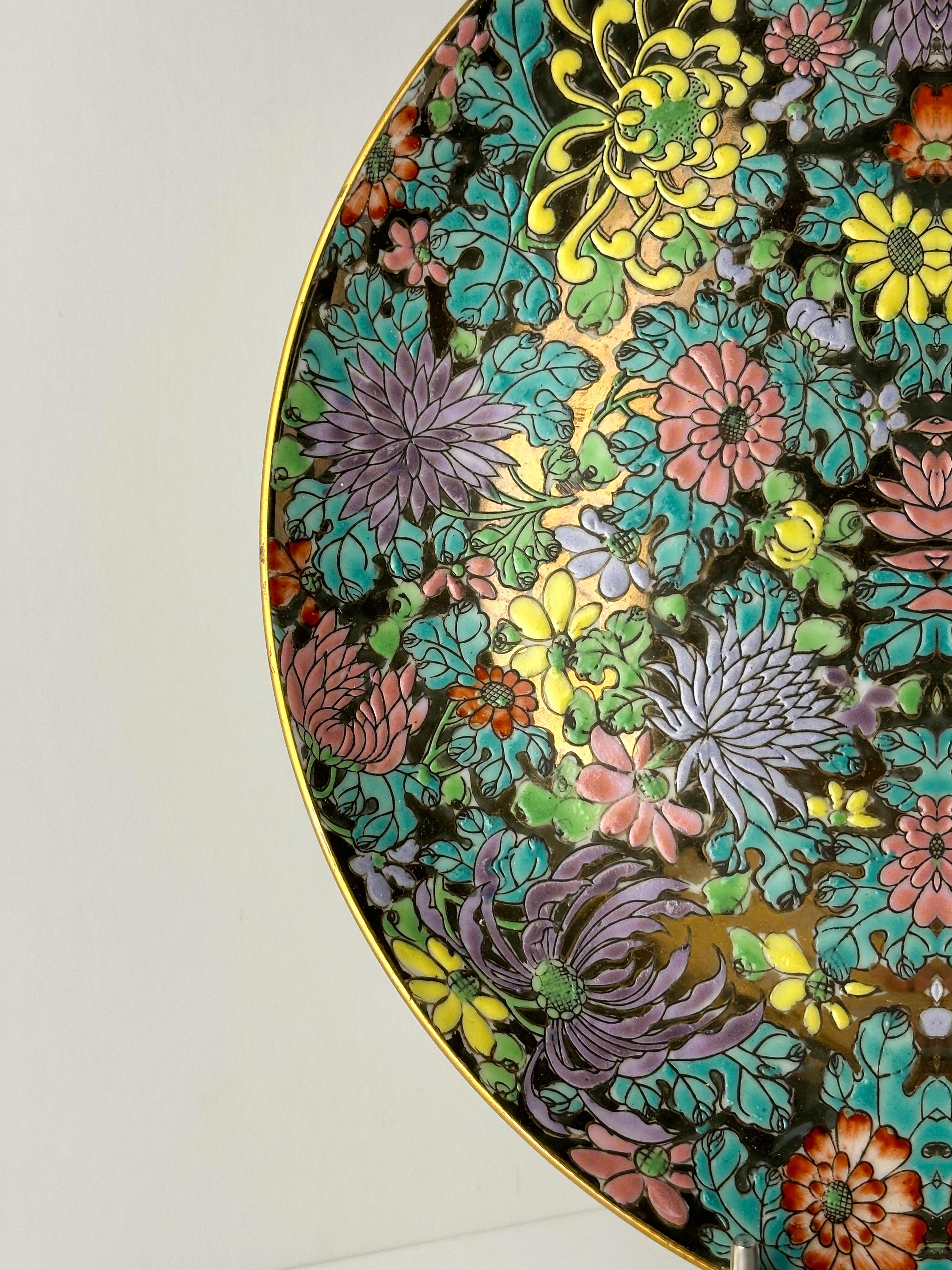 Smaltato Piatto da portata decorativo cinese in stile Qianlong Mille Fleur in tonalità pastello oro in vendita