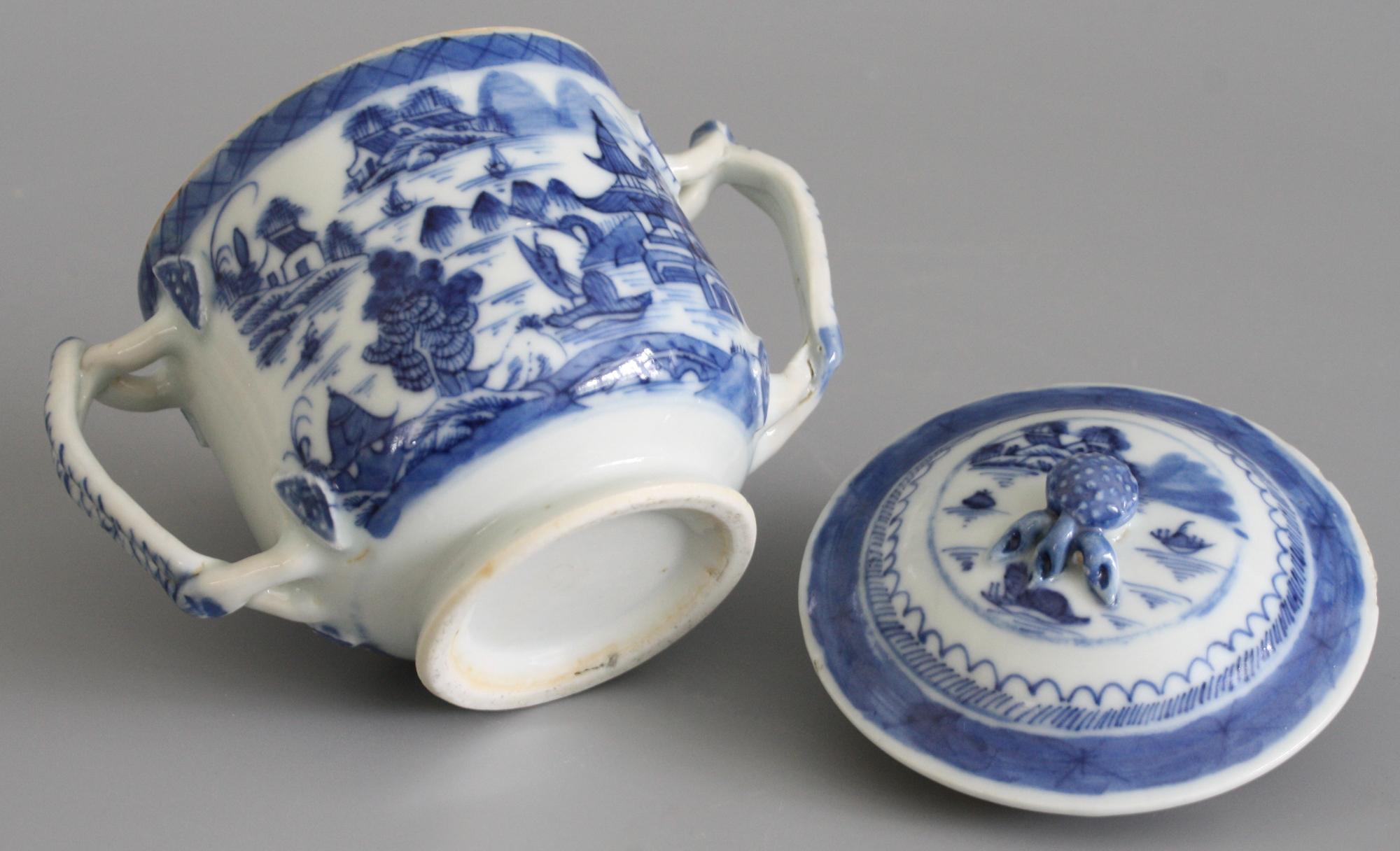 Chinese Qianlong Style Twin Handled Blue and White Lidded Cup In Good Condition In Bishop's Stortford, Hertfordshire