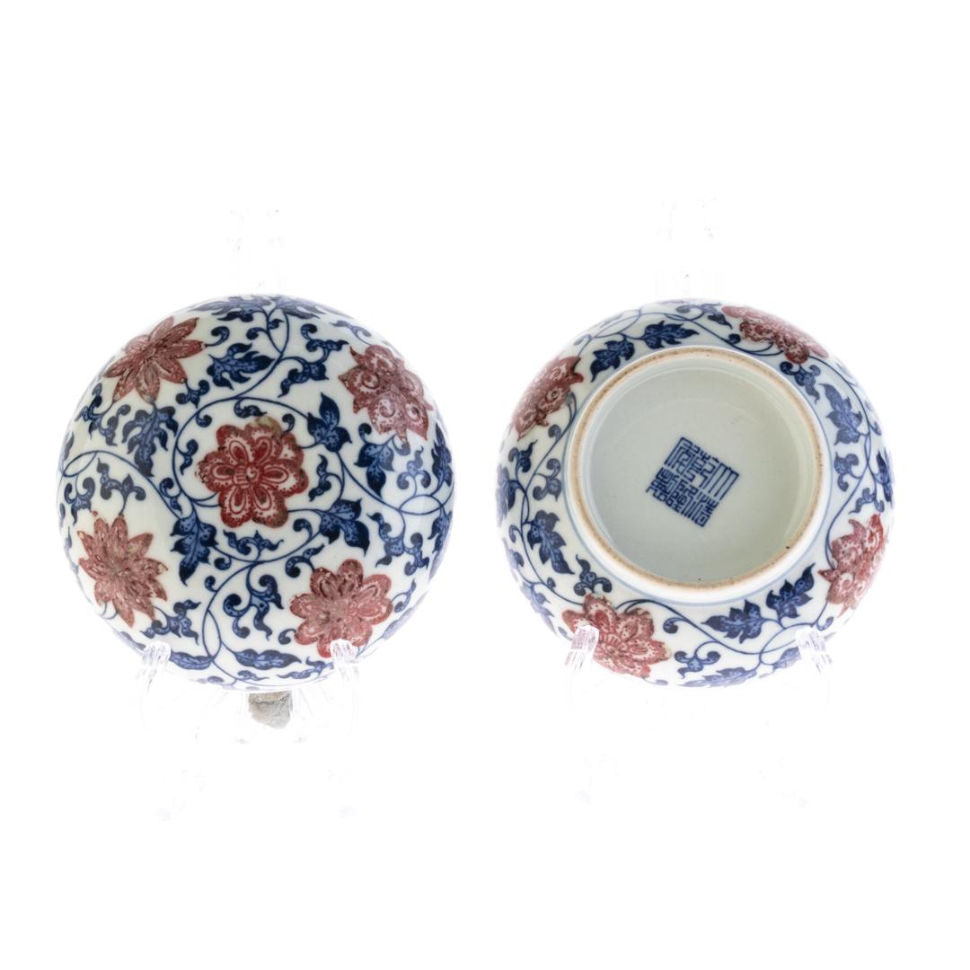 Chinese Qianlong Underglaze Red & Blue Porcelain Lotus Box 
Very good condition.
From a private collection.
Free international shipping.