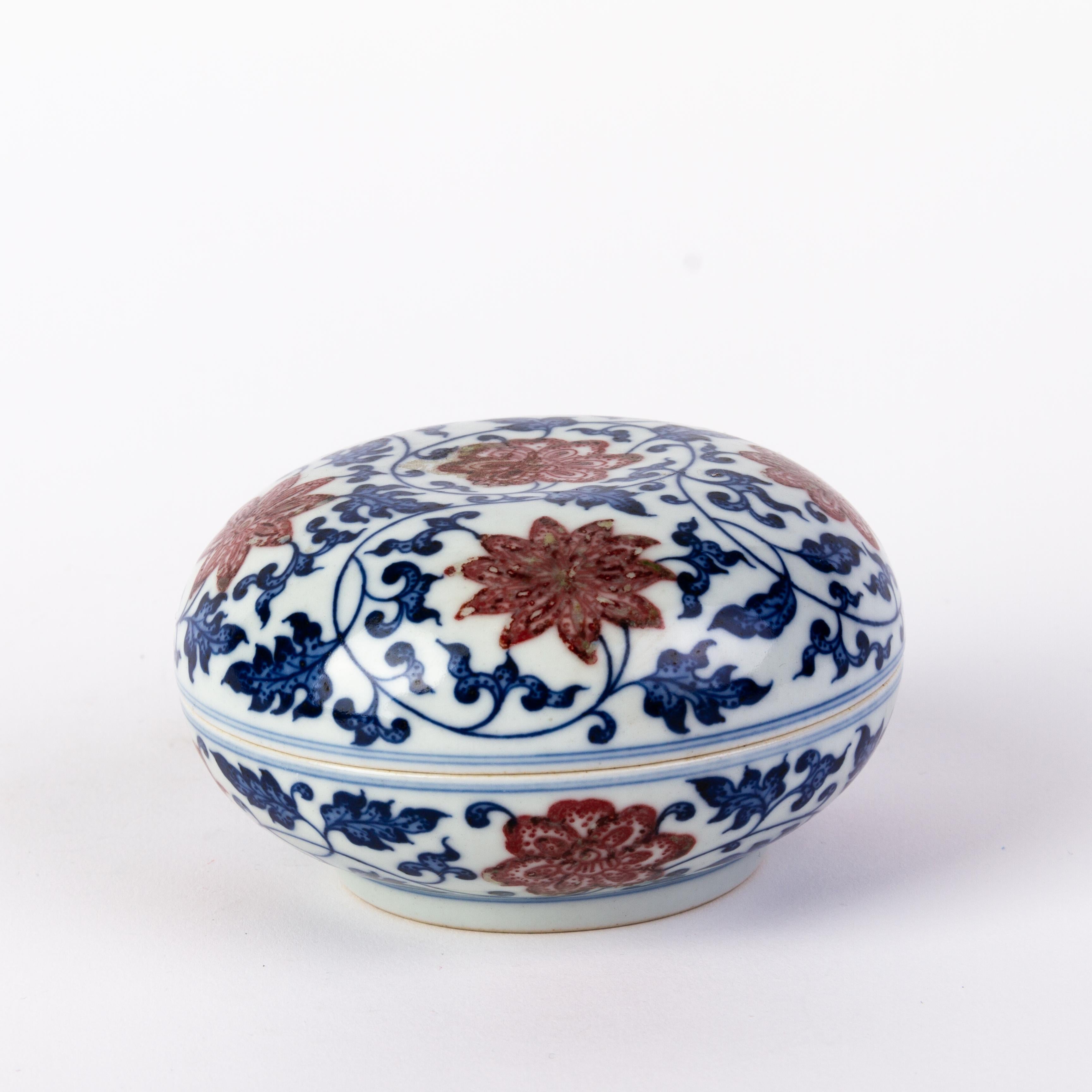 Chinese Qianlong Underglaze Red & Blue Porcelain Lotus Box 
Very good condition.
From a private collection.
Free international shipping.