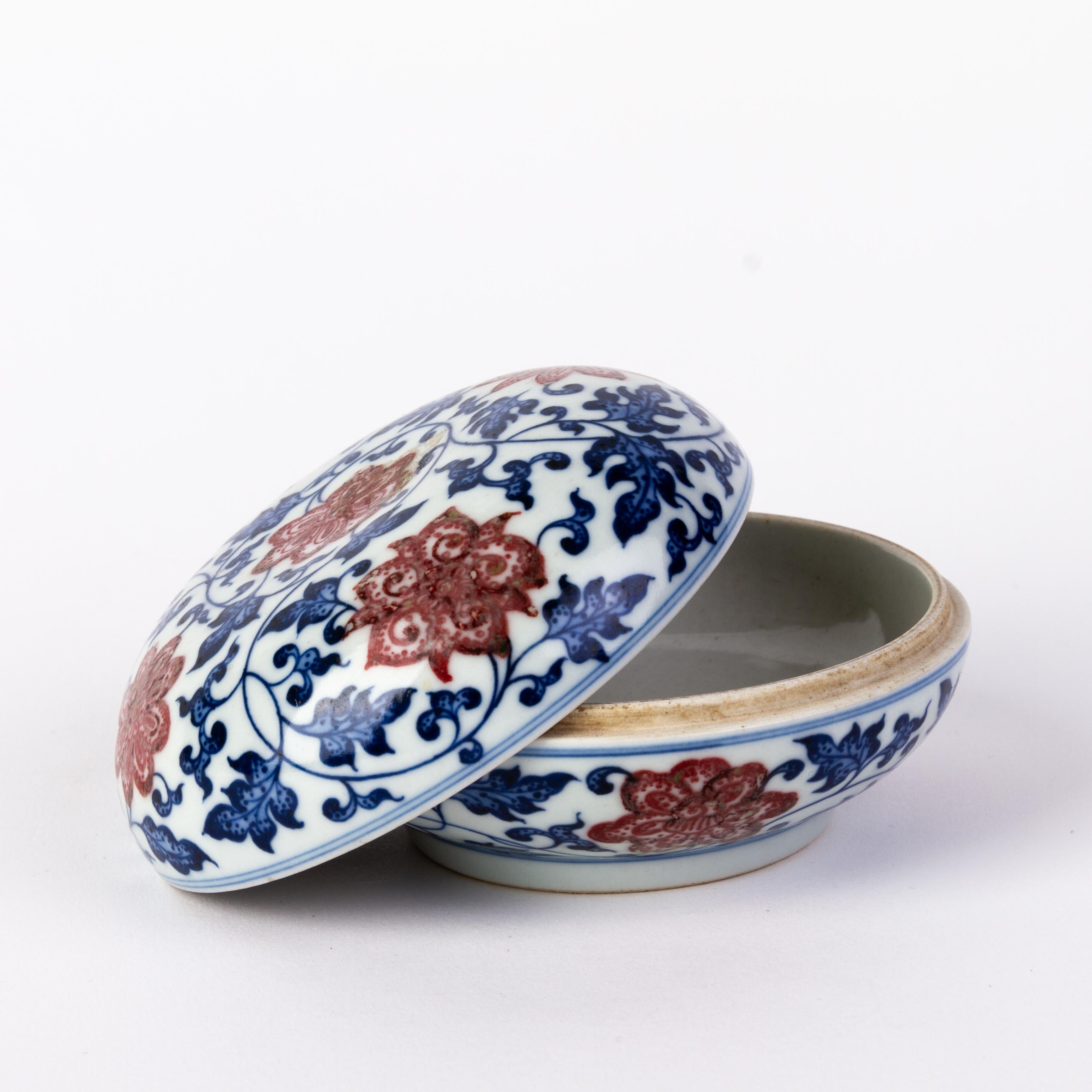 Chinese Qianlong Underglaze Iron Red & Blue Porcelain Lotus Box with Seal Mark In Good Condition For Sale In Nottingham, GB