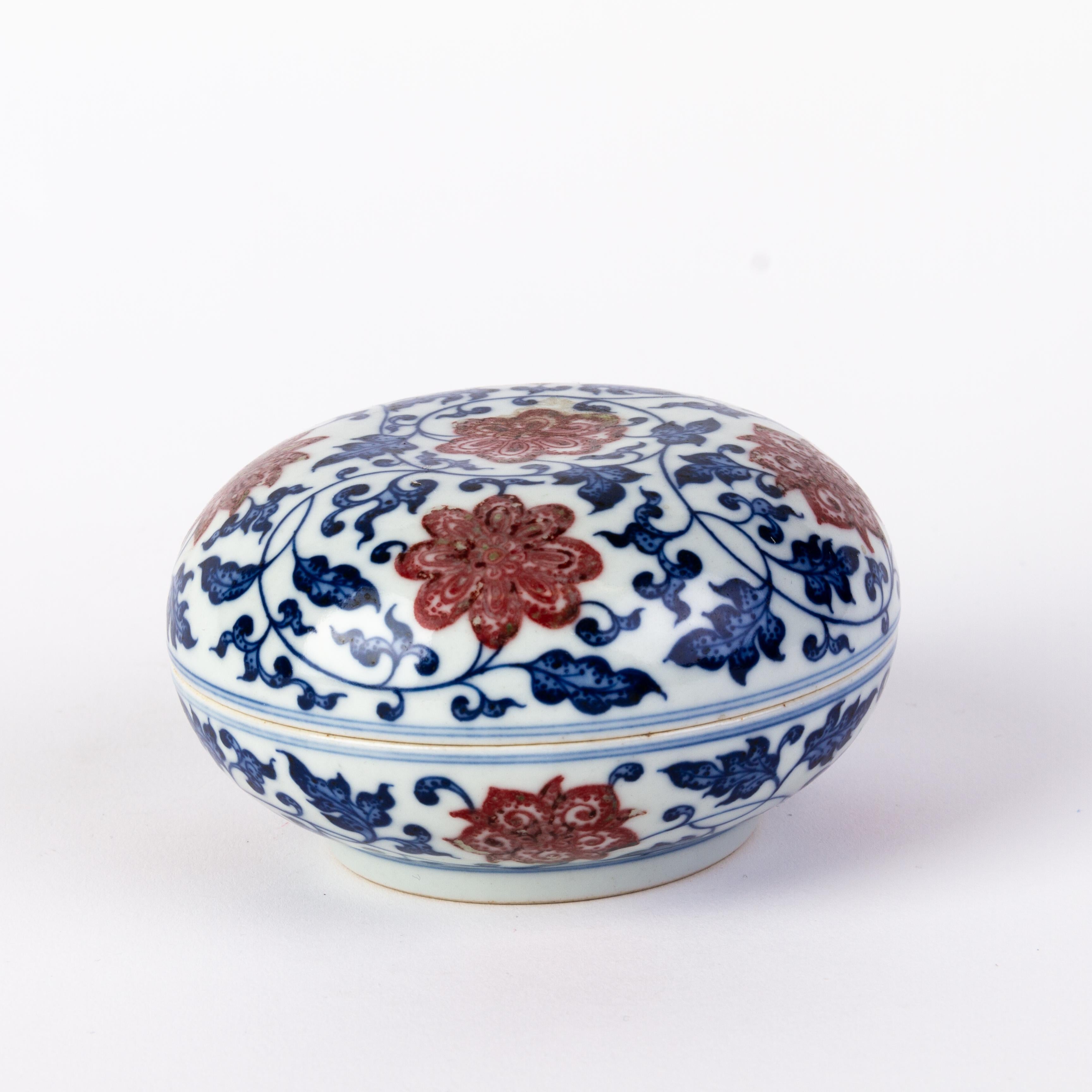 Chinese Qianlong Underglaze Iron Red & Blue Porcelain Lotus Box with Seal Mark For Sale 1