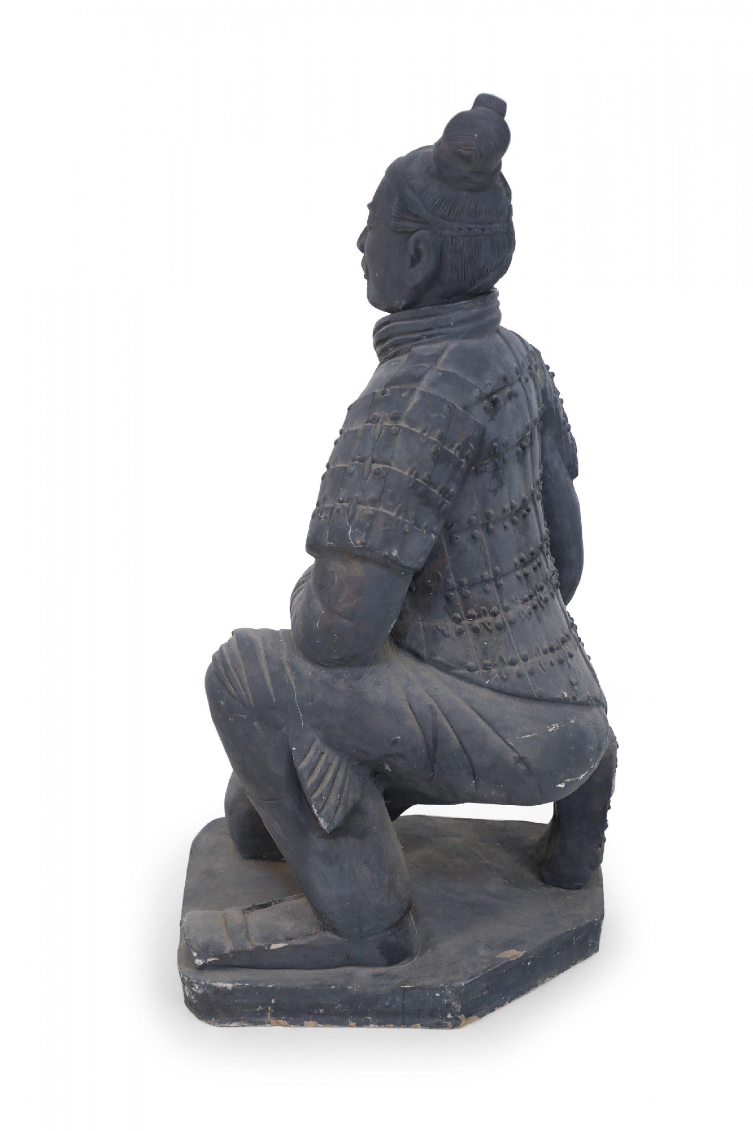 Chinesische kniende Terrakotta-Soldatenstatue im Stil der Qin-Dynastie in Lebensgröße (Chinesischer Export) im Angebot
