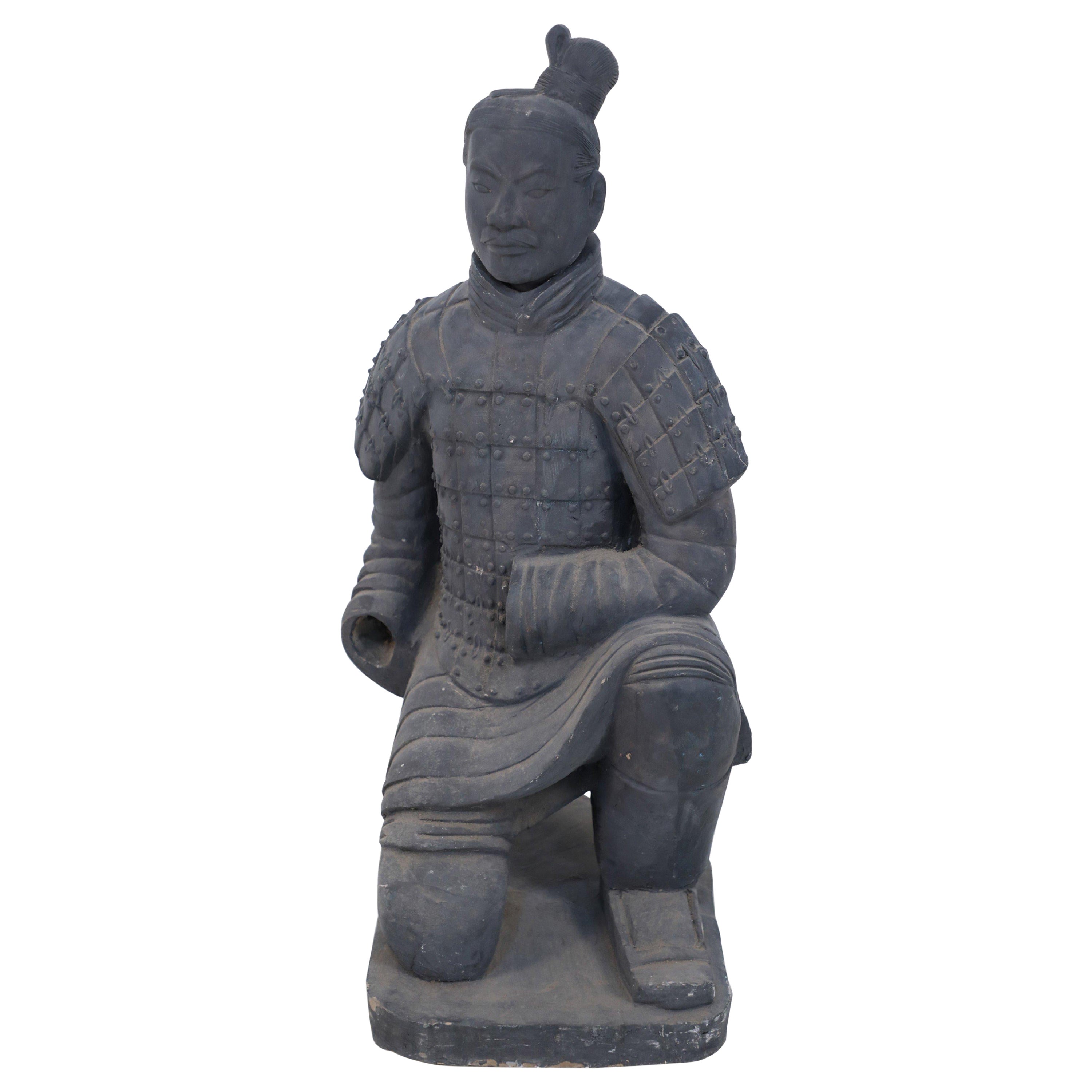 Statua di soldato di terracotta inginocchiato a grandezza naturale in stile dinastia Qin cinese