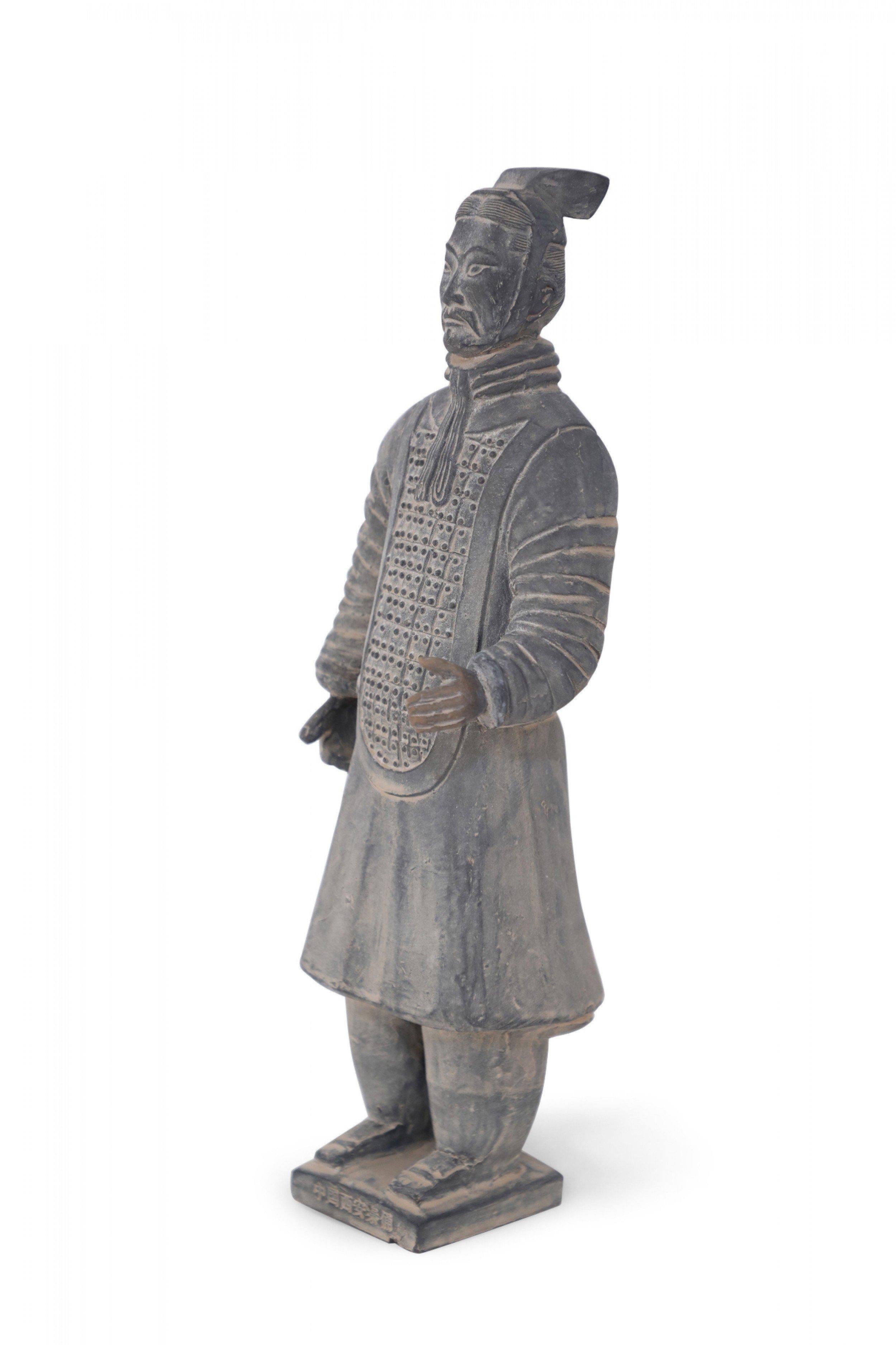 Antica figura di guerriero cinese in terracotta modellata su uno dei 7.000 guerrieri che formano l'Esercito di Terracotta nel Mausoleo del Primo Imperatore Qin, Shi Huang. (Pezzo complementare: NWL2641)