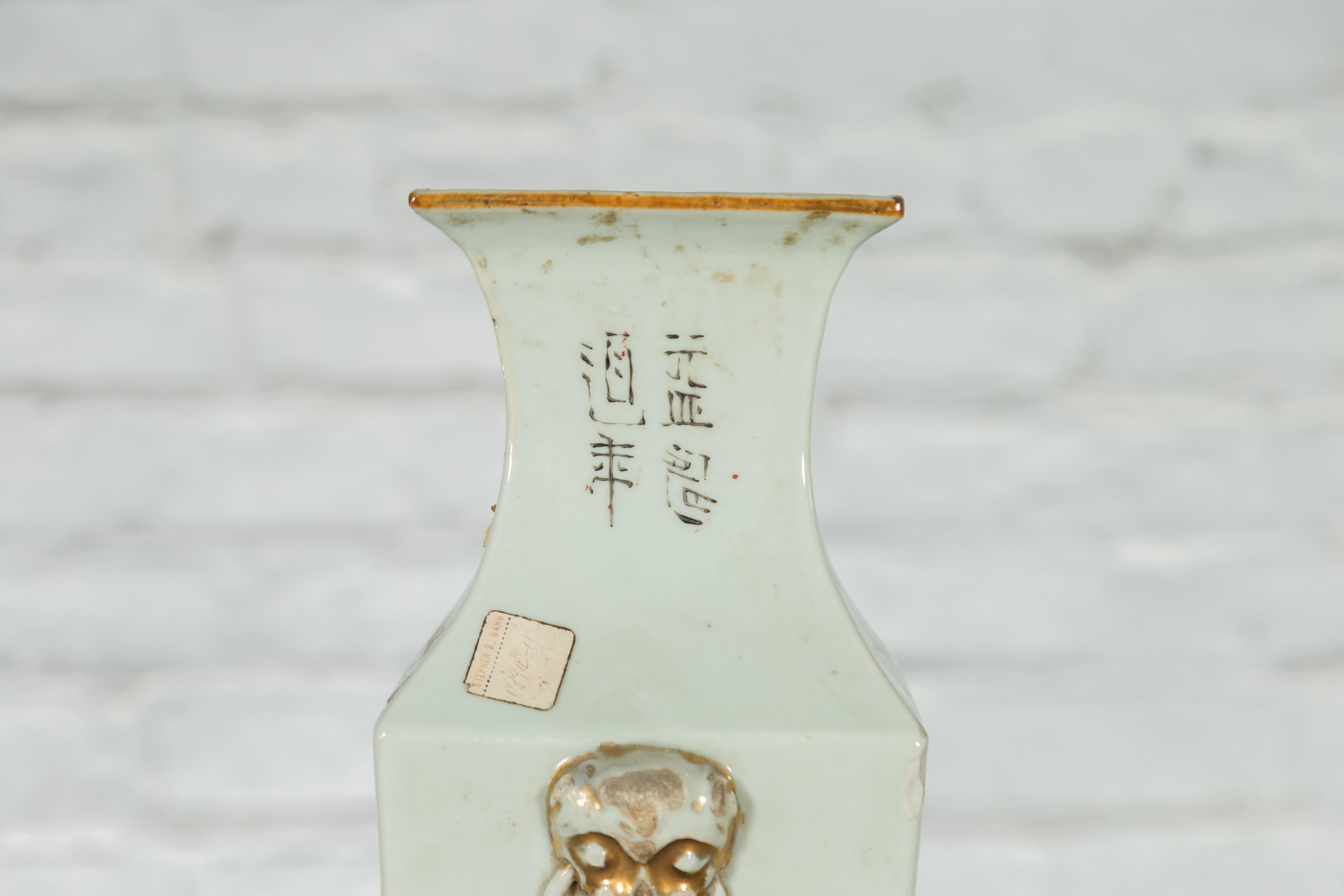 Vase d'autel chinois Qing du 19ème siècle avec fleurs et oiseaux peints à la main en vente 5