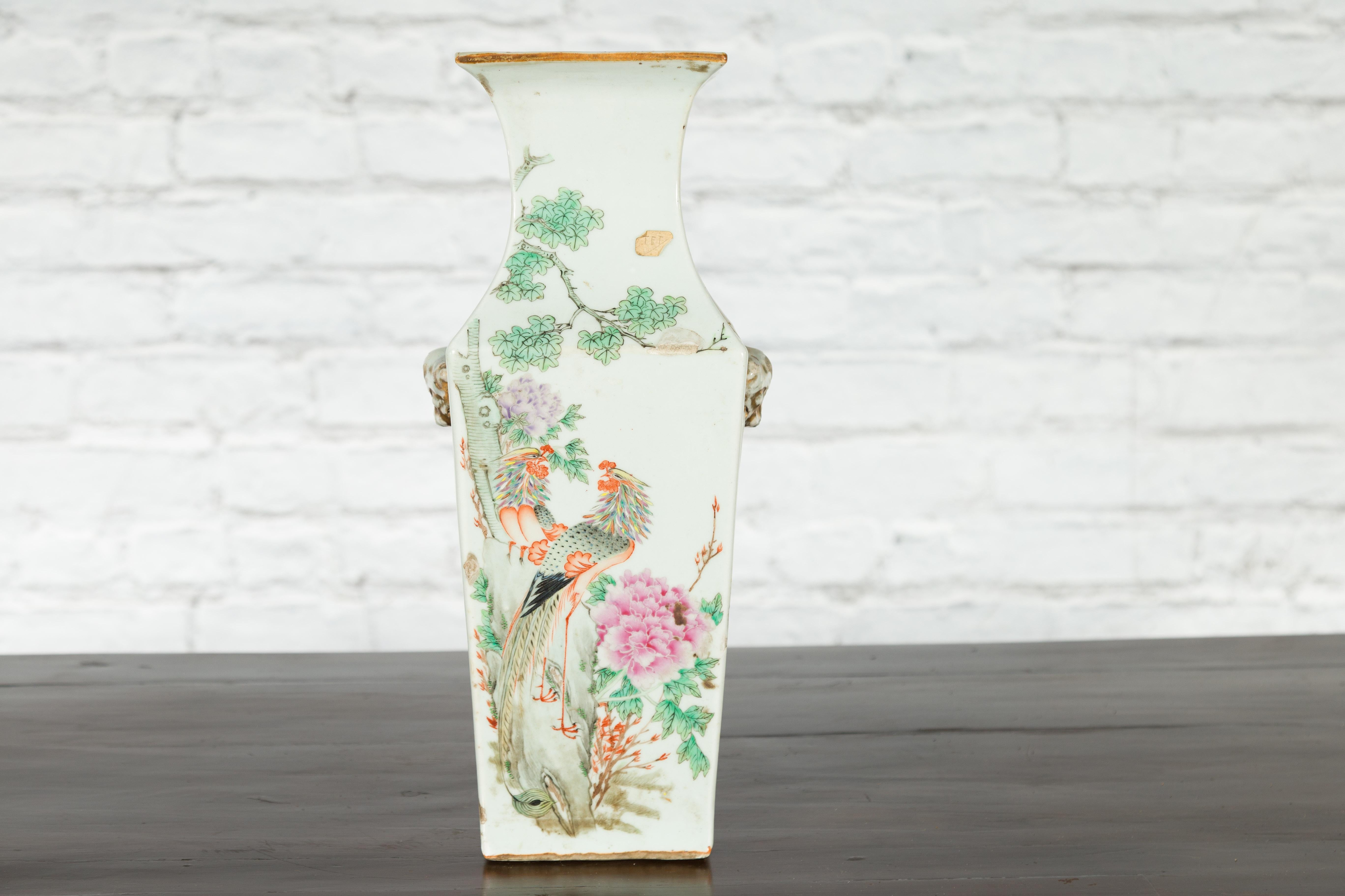 Vase d'autel chinois Qing du 19ème siècle avec fleurs et oiseaux peints à la main en vente 8