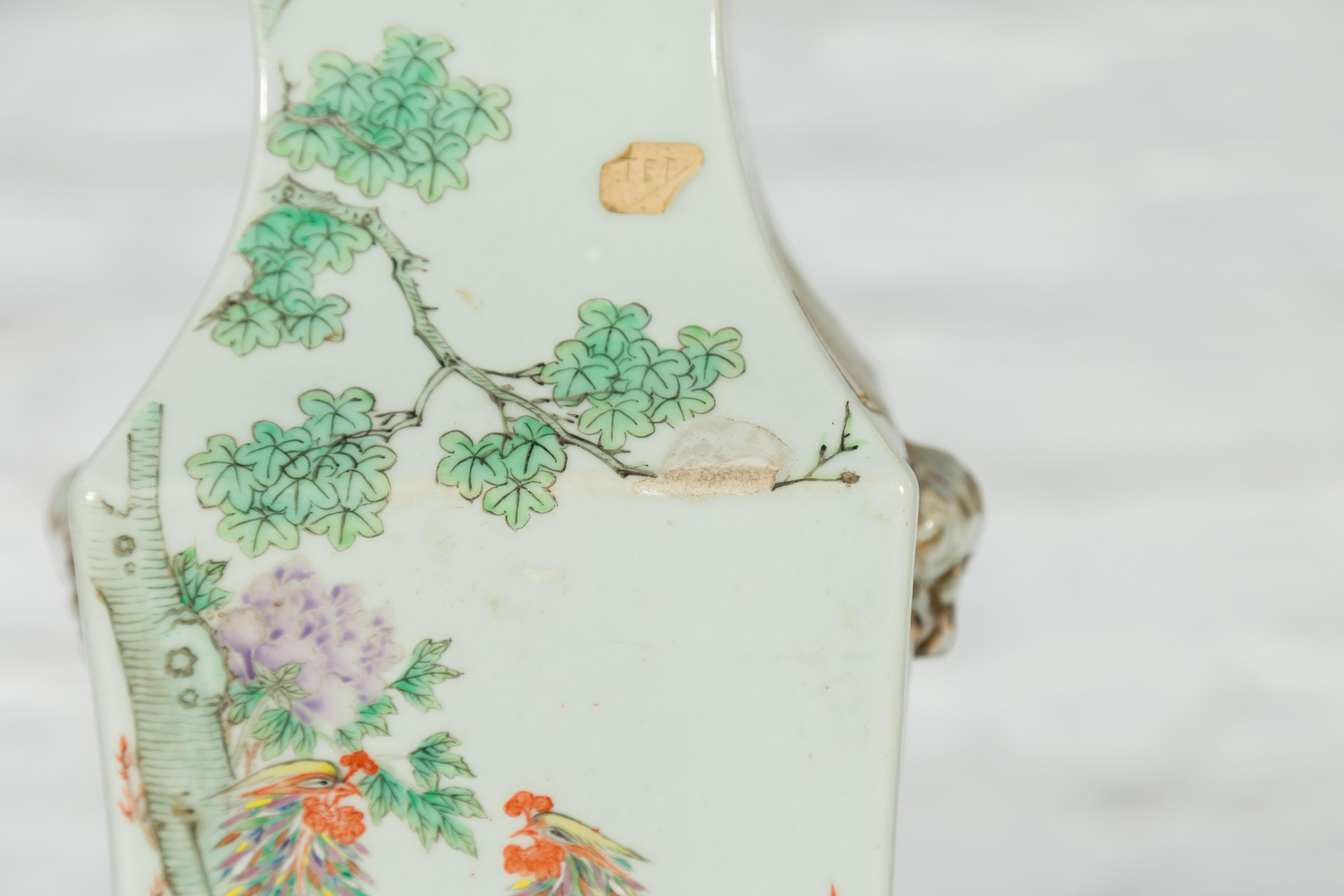 Vase d'autel chinois Qing du 19ème siècle avec fleurs et oiseaux peints à la main en vente 9
