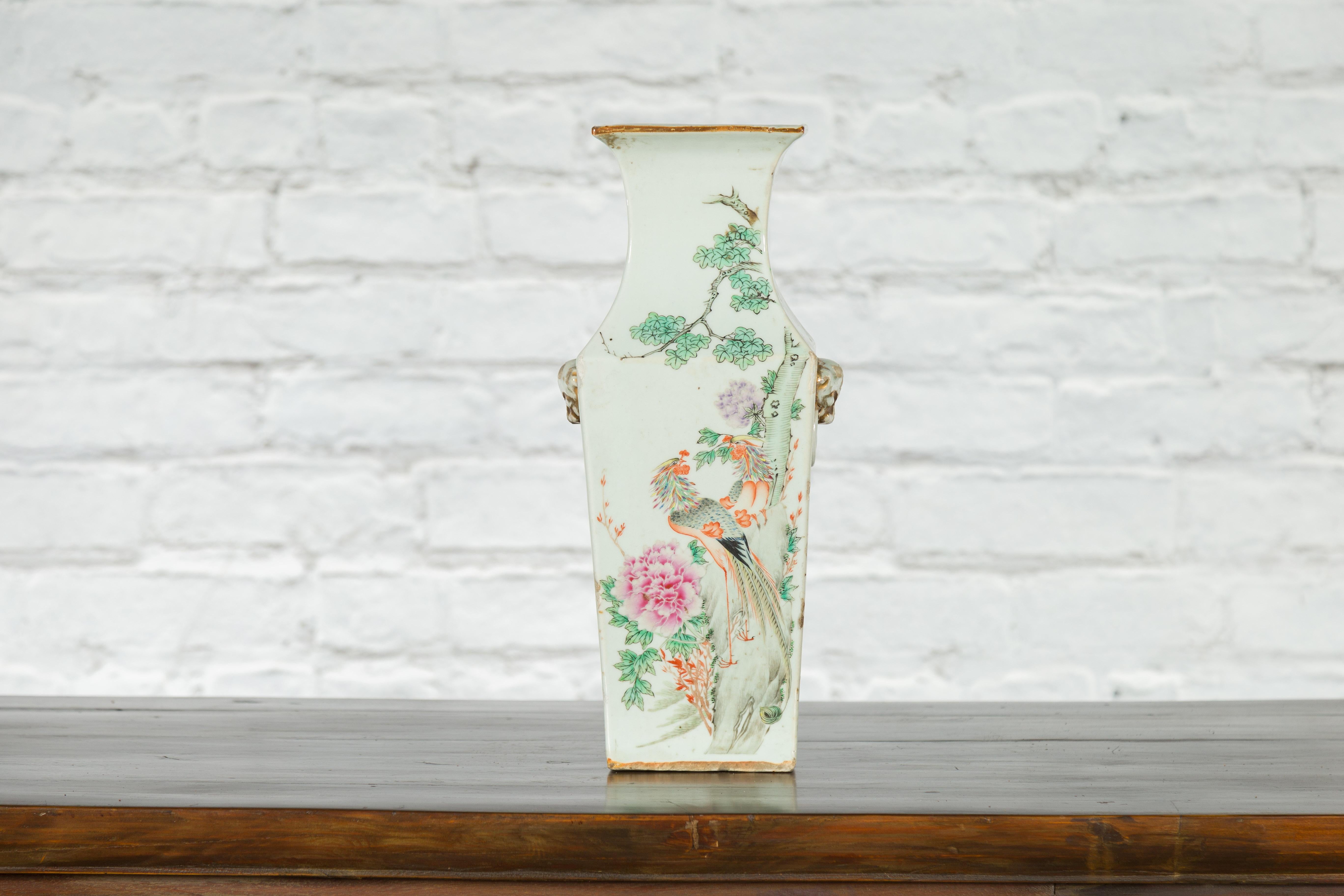 Chinois Vase d'autel chinois Qing du 19ème siècle avec fleurs et oiseaux peints à la main en vente