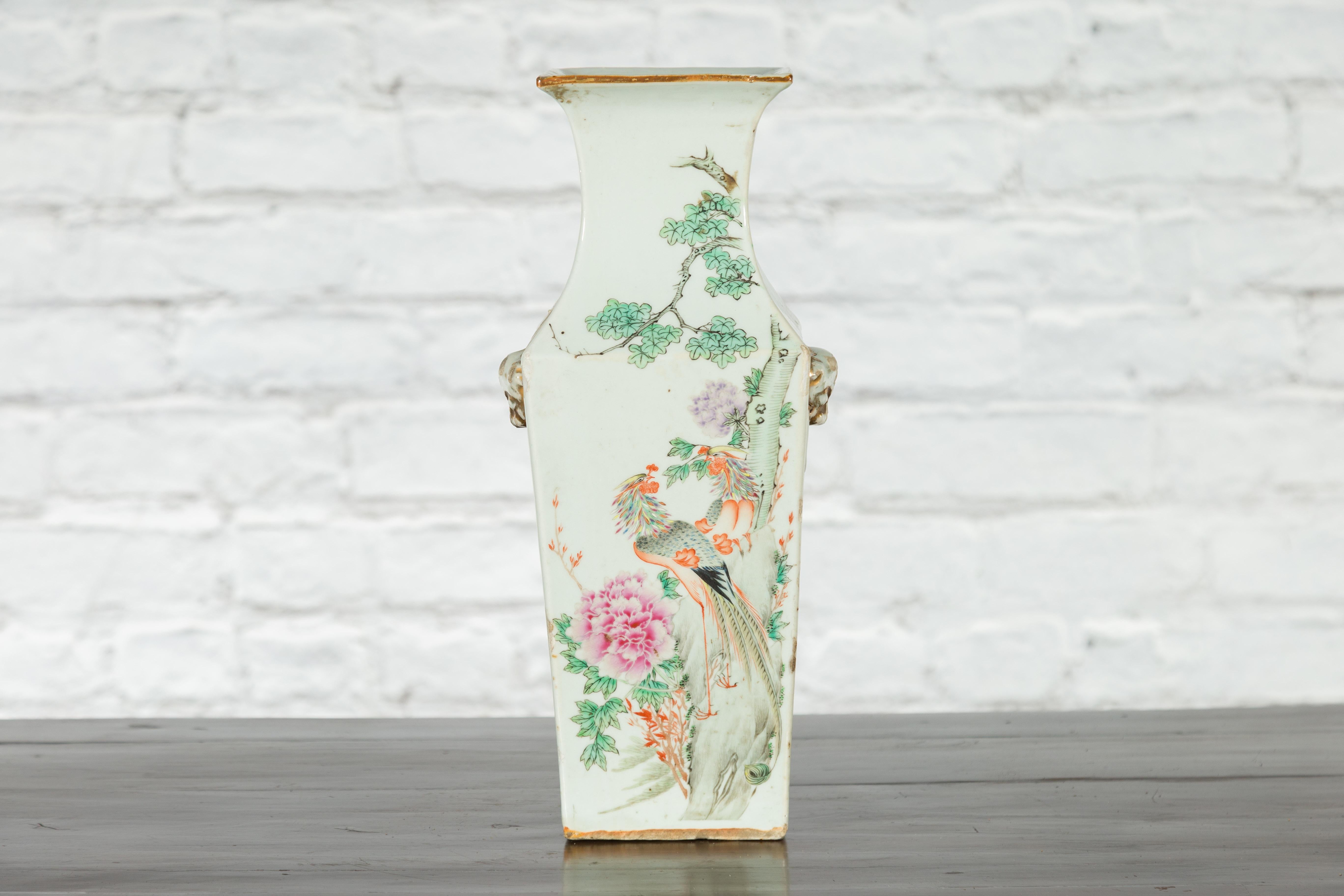 Dipinto a mano Vaso da altare Qing del XIX secolo con fiori e uccelli dipinti a mano in vendita