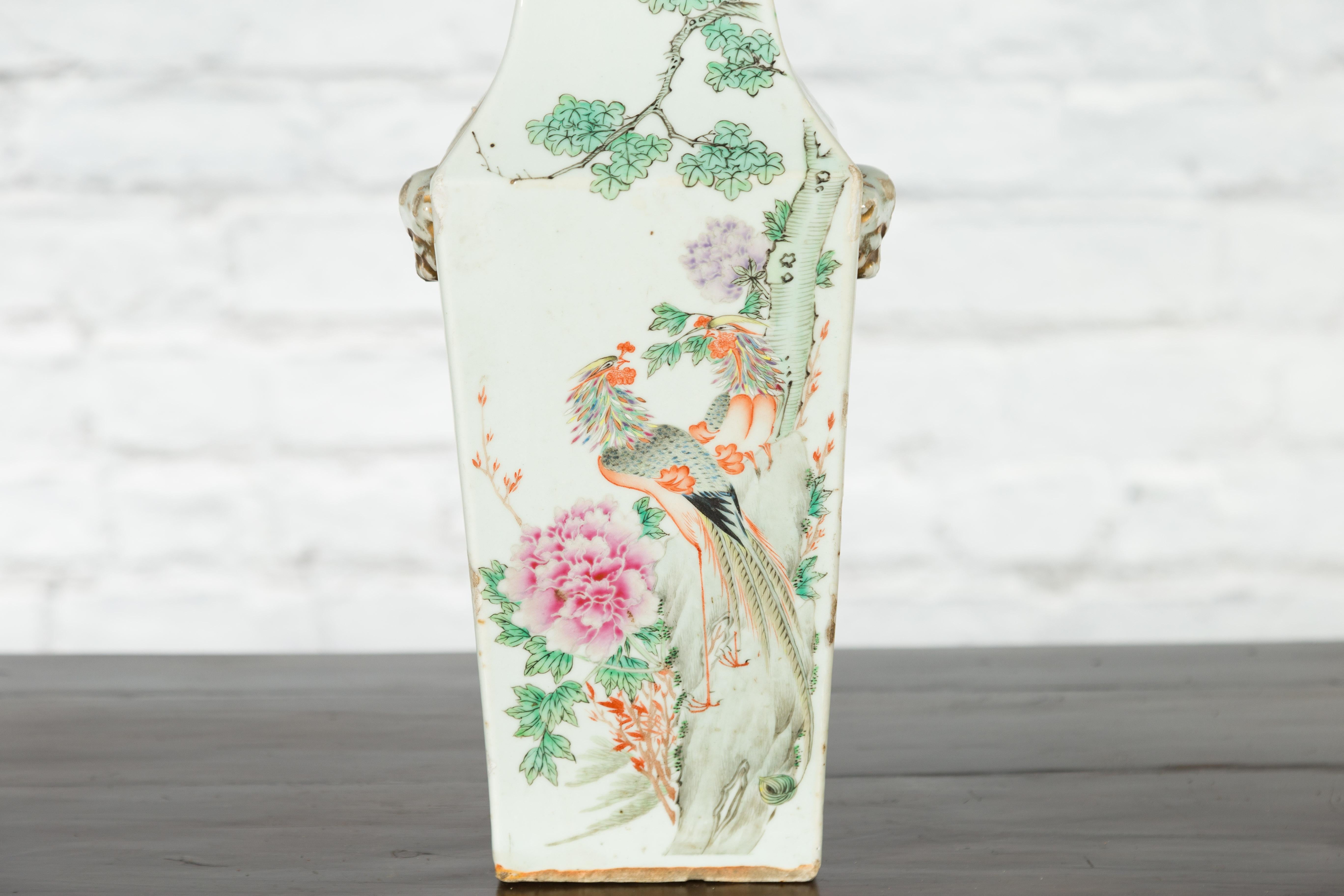 XIXe siècle Vase d'autel chinois Qing du 19ème siècle avec fleurs et oiseaux peints à la main en vente