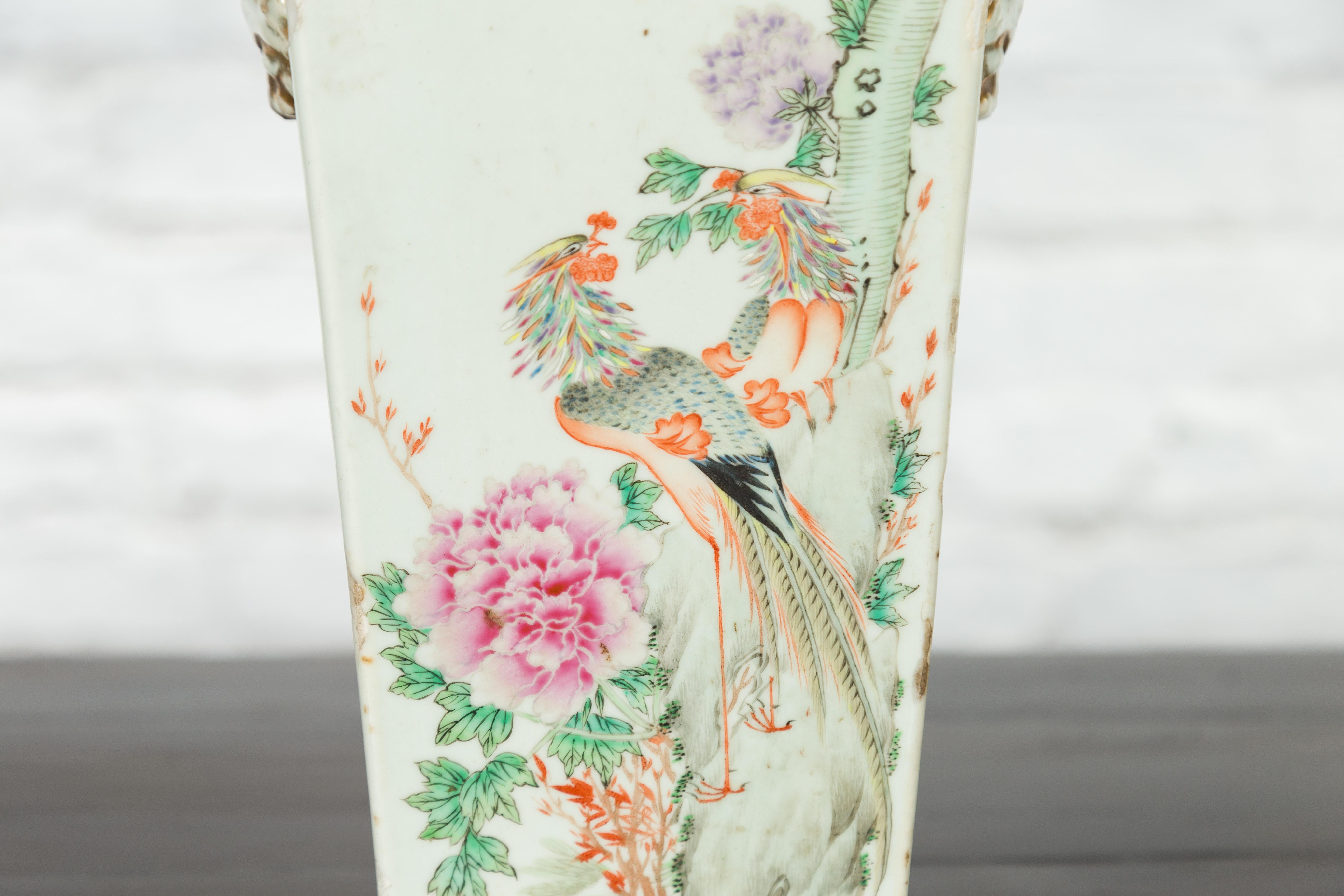 Céramique Vase d'autel chinois Qing du 19ème siècle avec fleurs et oiseaux peints à la main en vente