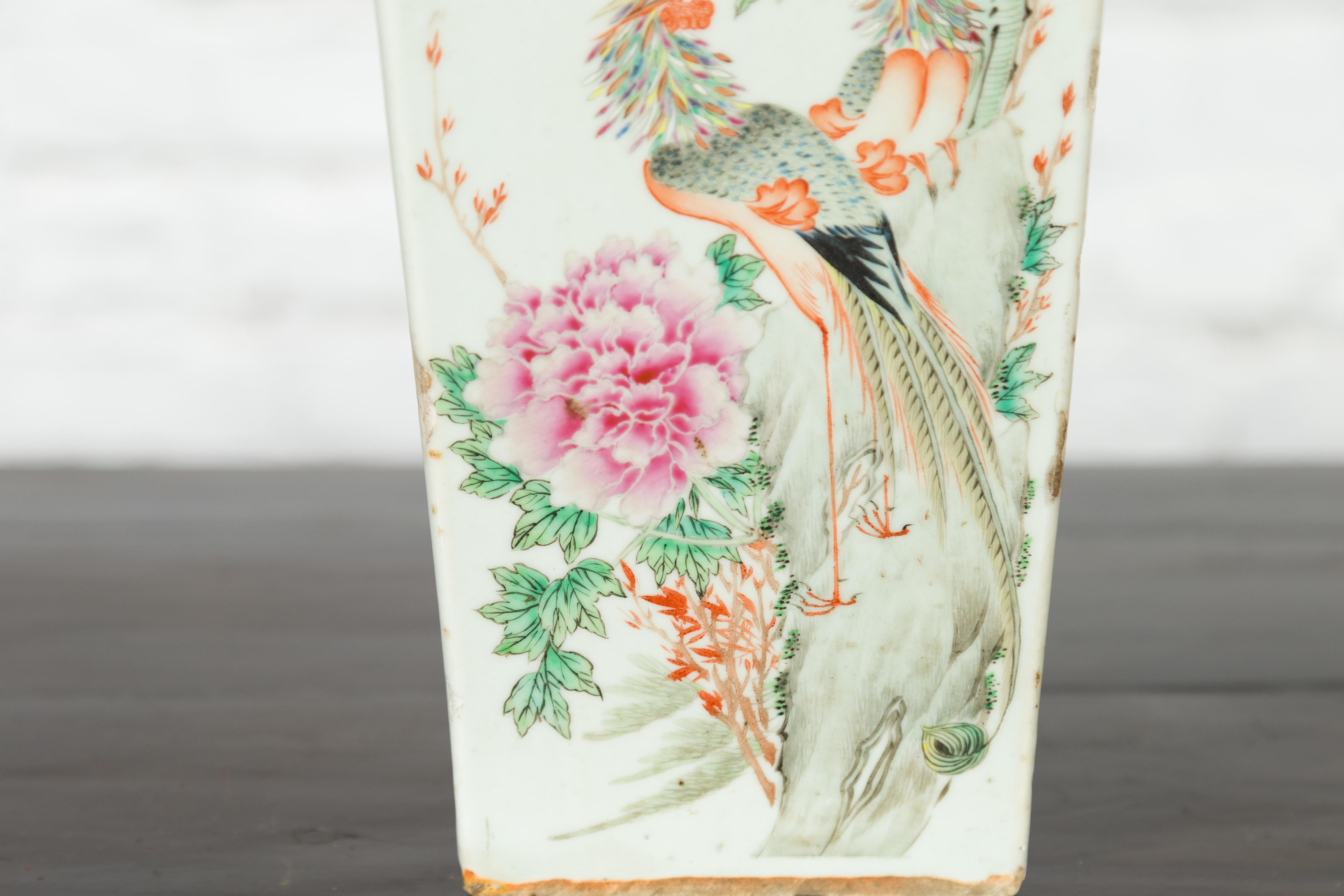 Vase d'autel chinois Qing du 19ème siècle avec fleurs et oiseaux peints à la main en vente 1